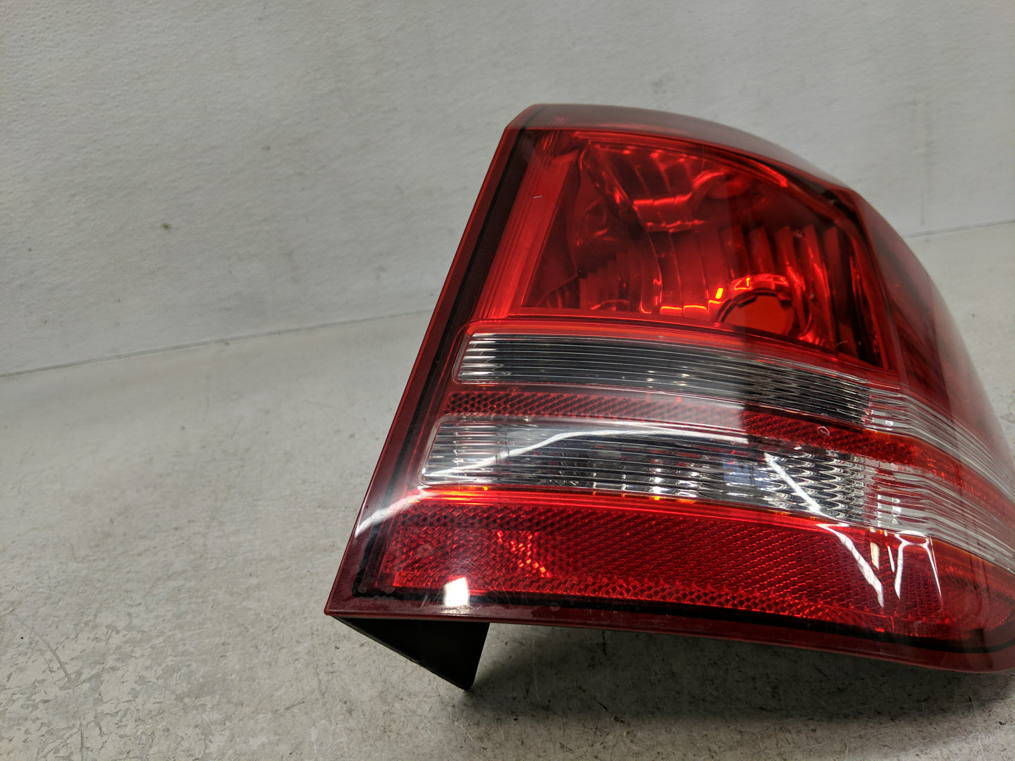 2009 Dodge Journey Tail Light Assembly Passenger Right OEM P/N:8LDX-13B504-A Fits OEM Used Auto Parts - Oemusedautoparts1.co