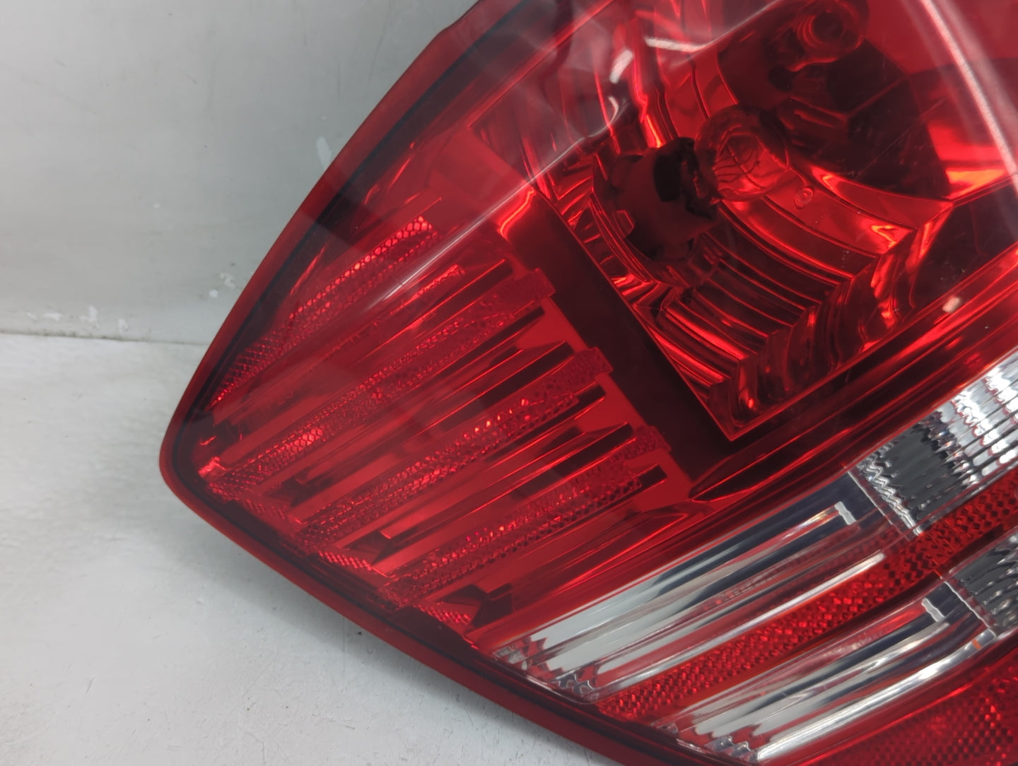 2009 Dodge Journey Tail Light Assembly Driver Left OEM P/N:05116291-AD 05067785AB, VP8LDX-13B505-C, VP8LDX-13B505-A Fits OEM