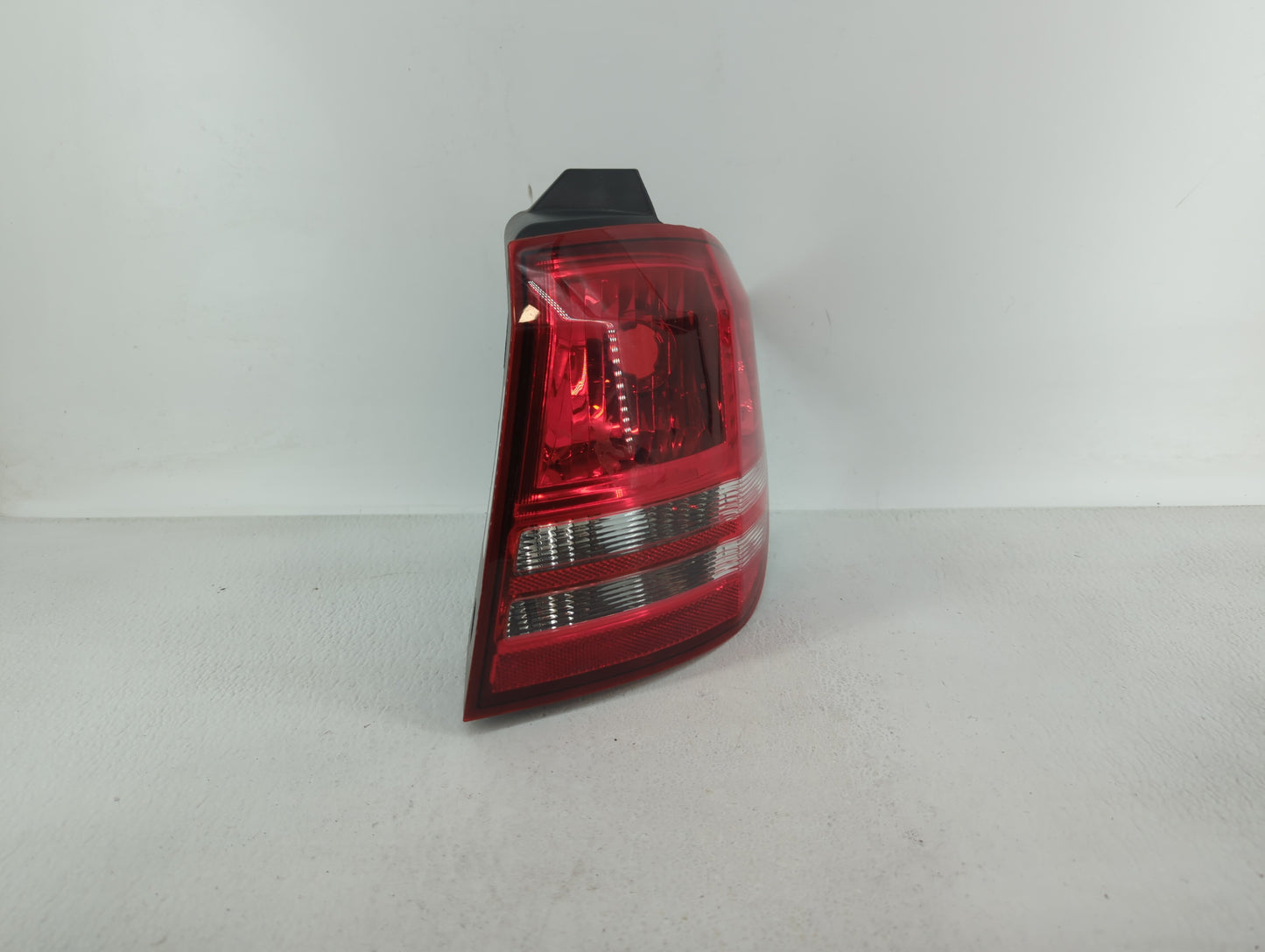 2009 Dodge Journey Tail Light Assembly Passenger Right OEM P/N:05116290AE 05067785AB, 05067784AB, 05116290AD Fits OEM Used A