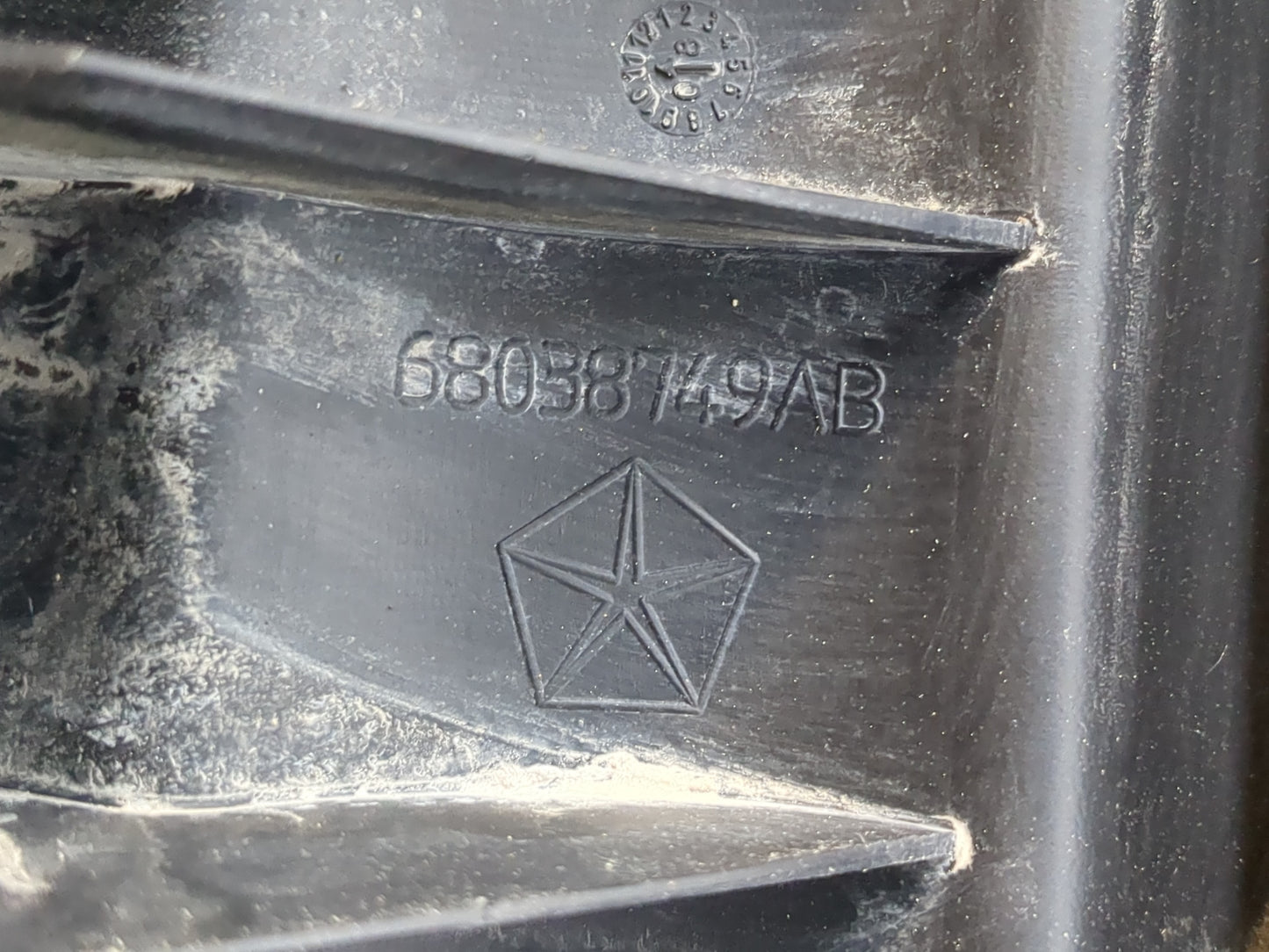 2009 Dodge Ram 1500 Engine Cover - Oemusedautoparts1.com