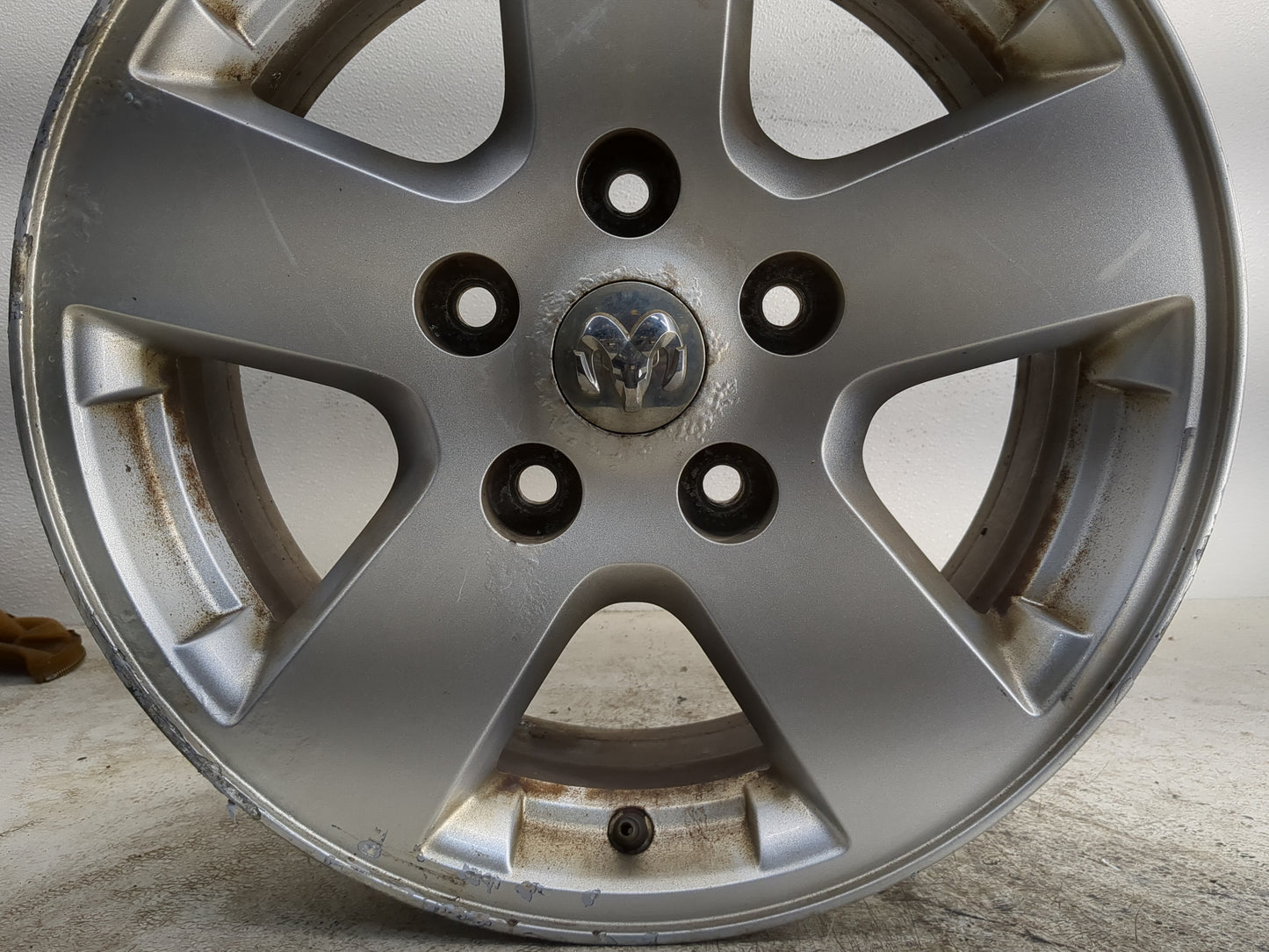 2009-2010 Dodge Ram 1500 Oem Wheel Rim 1190687 - Oemusedautoparts1.com