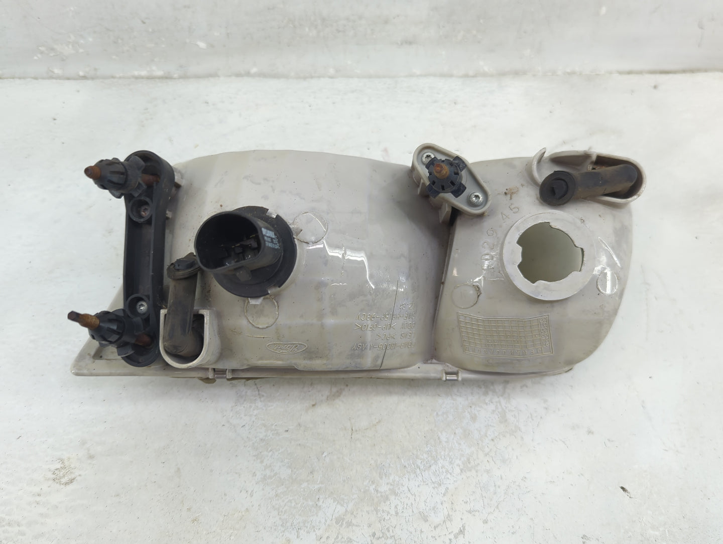 2003 Ford Crown Victoria Passenger Right Oem Head Light Headlight Lamp - Oemusedautoparts1.com