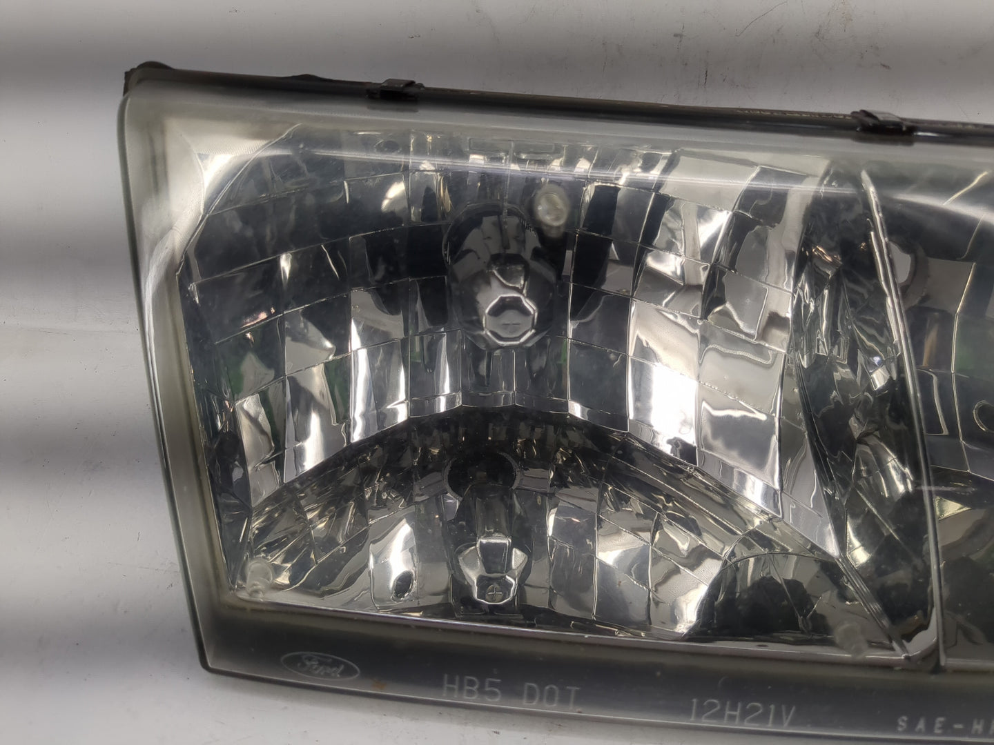 2003 Ford Crown Victoria Passenger Right Oem Head Light Headlight Lamp - Oemusedautoparts1.com