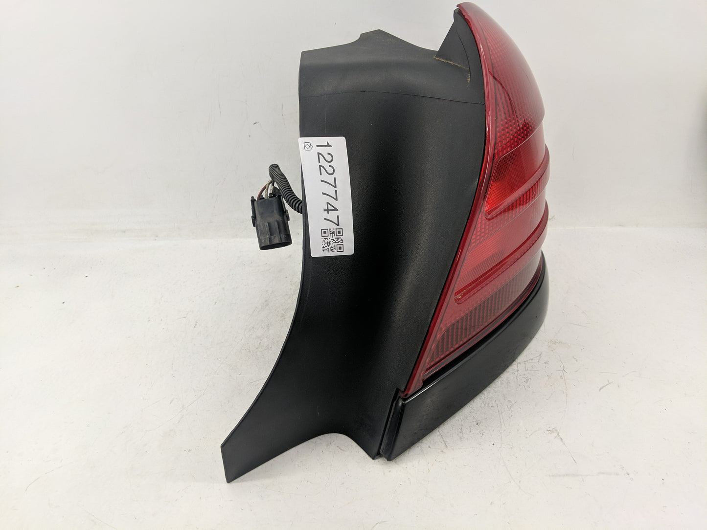 2000-2011 Ford Crown Victoria Tail Light Assembly Passenger Right OEM P/N:8704BB0545 Fits OEM Used Auto Parts - Oemusedautop