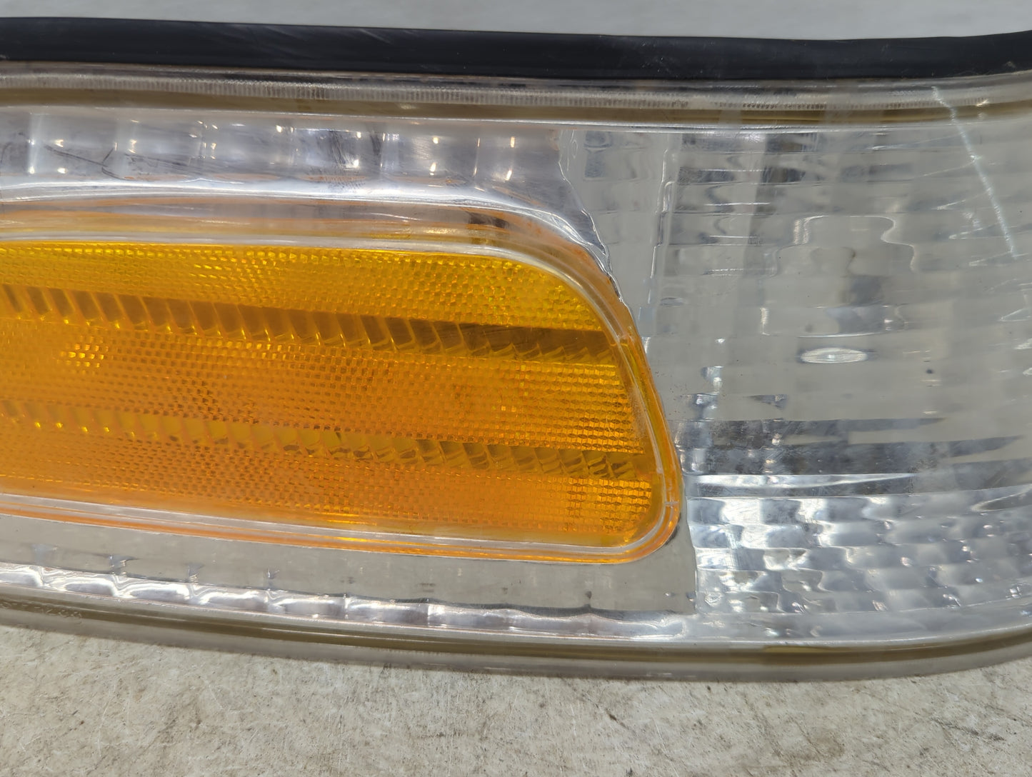 2001-2011 Ford Crown Victoria Passenger Right Oem Front Light Lamp - Oemusedautoparts1.com