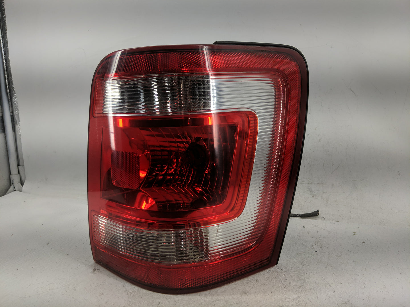 2008-2012 Ford Escape Tail Light Assembly Passenger Right OEM Fits Fits 2008 2009 2010 2011 2012 OEM Used Auto Parts - Oemus