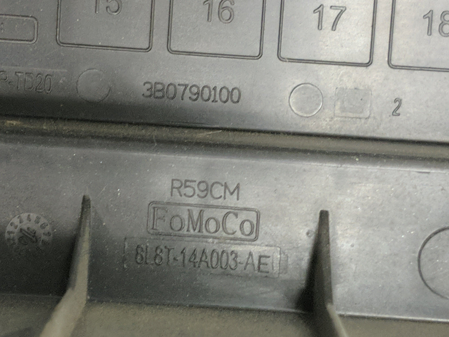 2011-2012 Ford Escape Fusebox Fuse Box Panel Relay Module P/N:8L8T-14A003-AE 3B0790100 Fits Fits 2011 2012 OEM Used Auto Par