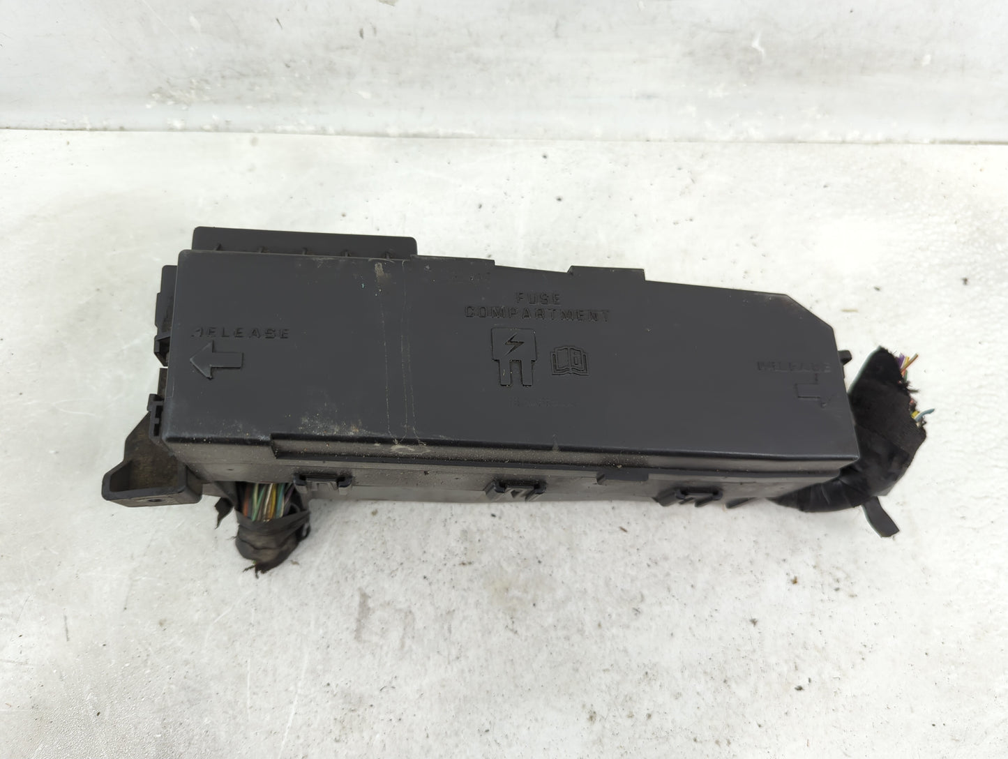 2009 Ford Escape Fusebox Fuse Box Panel Relay Module P/N:8L8T-14A003-AE Fits OEM Used Auto Parts - Oemusedautoparts1.com