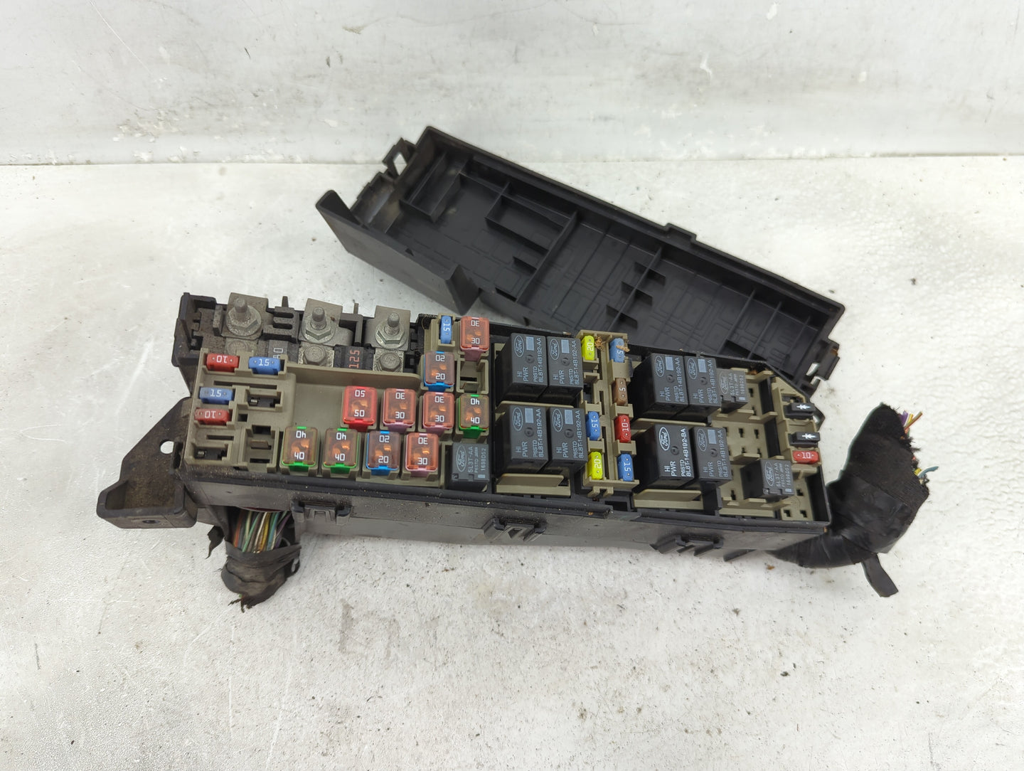 2009 Ford Escape Fusebox Fuse Box Panel Relay Module P/N:8L8T-14A003-AE Fits OEM Used Auto Parts - Oemusedautoparts1.com