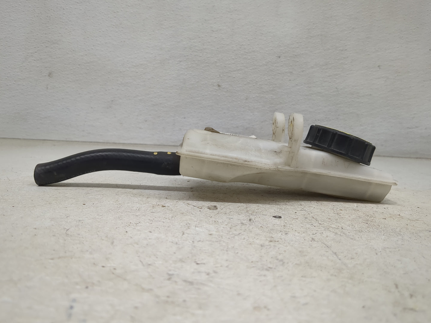 2008-2012 Ford Escape Windshield Washer Fluid Reservoir Bottle Oem 1467096 - Oemusedautoparts1.com