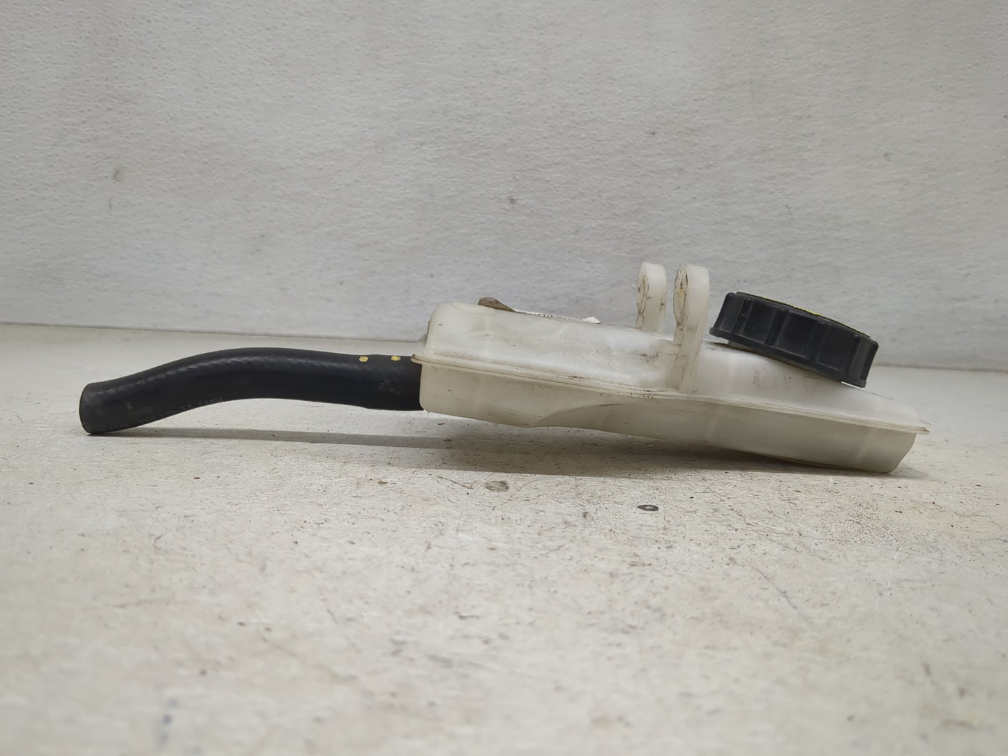 2008-2012 Ford Escape Windshield Washer Fluid Reservoir Bottle Oem 1467096 - Oemusedautoparts1.com