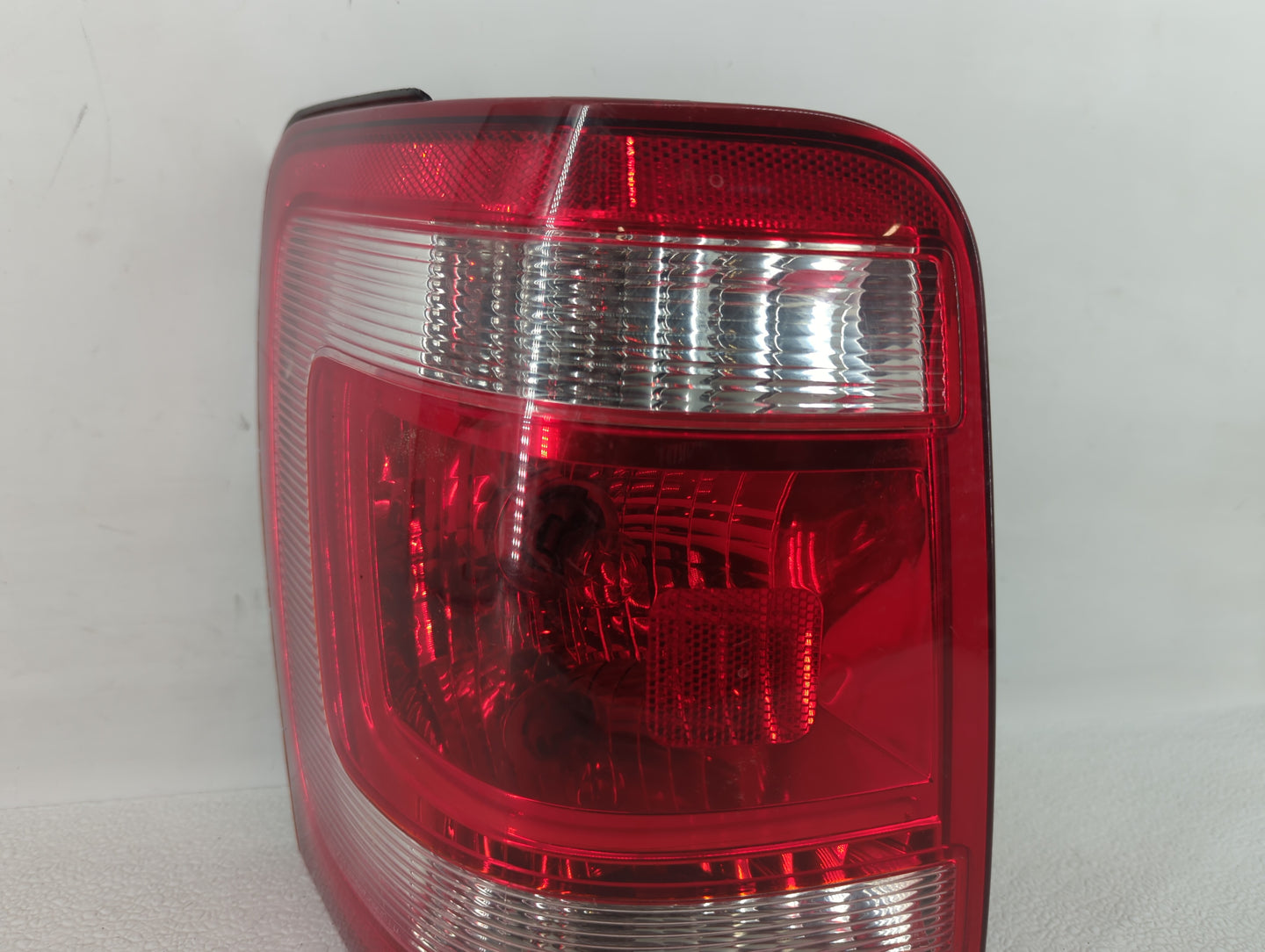 2008-2012 Ford Escape Tail Light Assembly Driver Left OEM P/N:44ZH-1922 A 8L84-13B505-A Fits Fits 2008 2009 2010 2011 2012 O