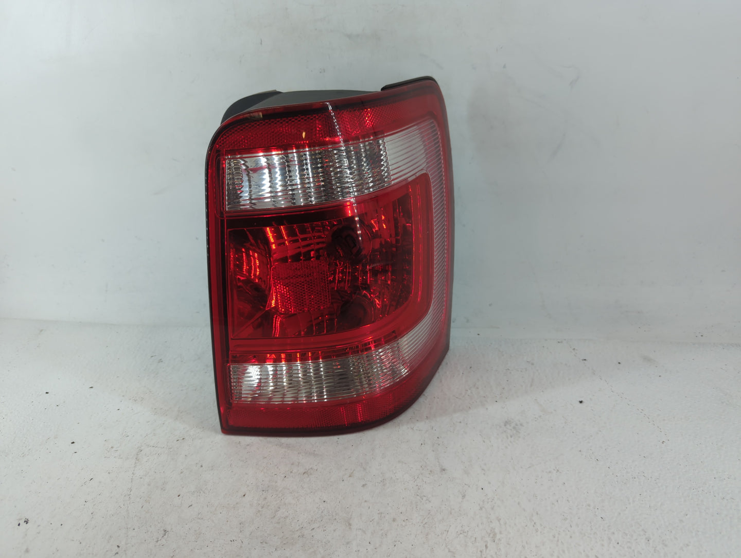 2008-2012 Ford Escape Tail Light Assembly Passenger Right OEM P/N:8L84-13B504-A 44ZH-1922 A Fits Fits 2008 2009 2010 2011 20