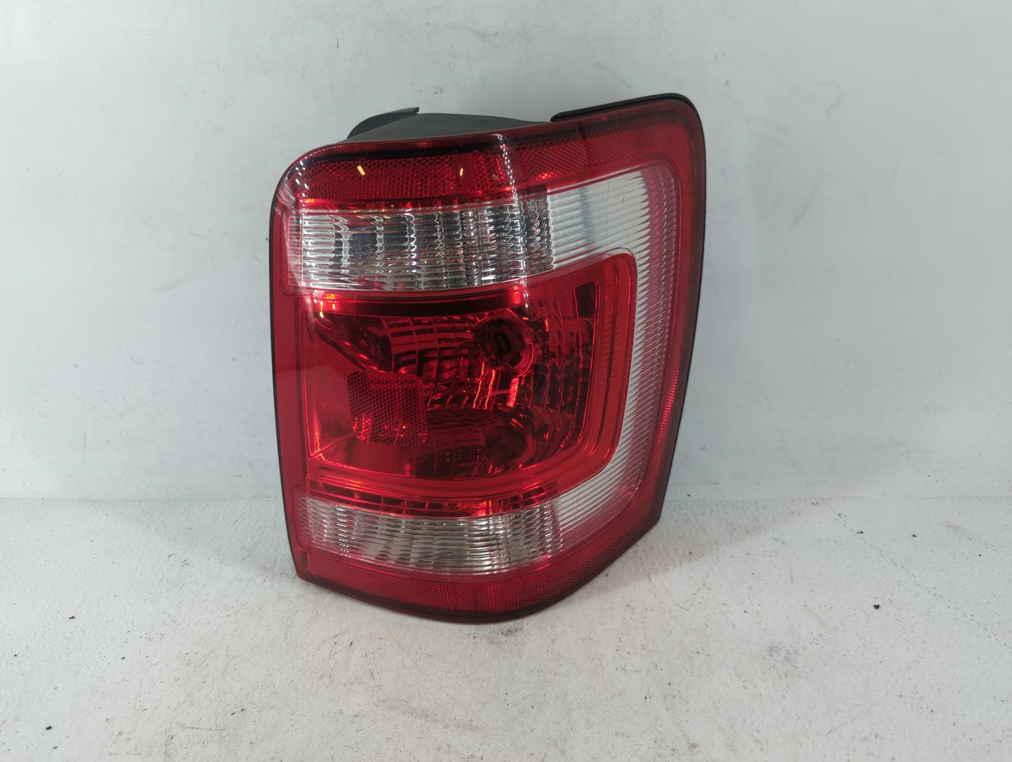 2008-2012 Ford Escape Tail Light Assembly Passenger Right OEM P/N:8L84-13B504-A 44ZH-1922 A Fits Fits 2008 2009 2010 2011 20