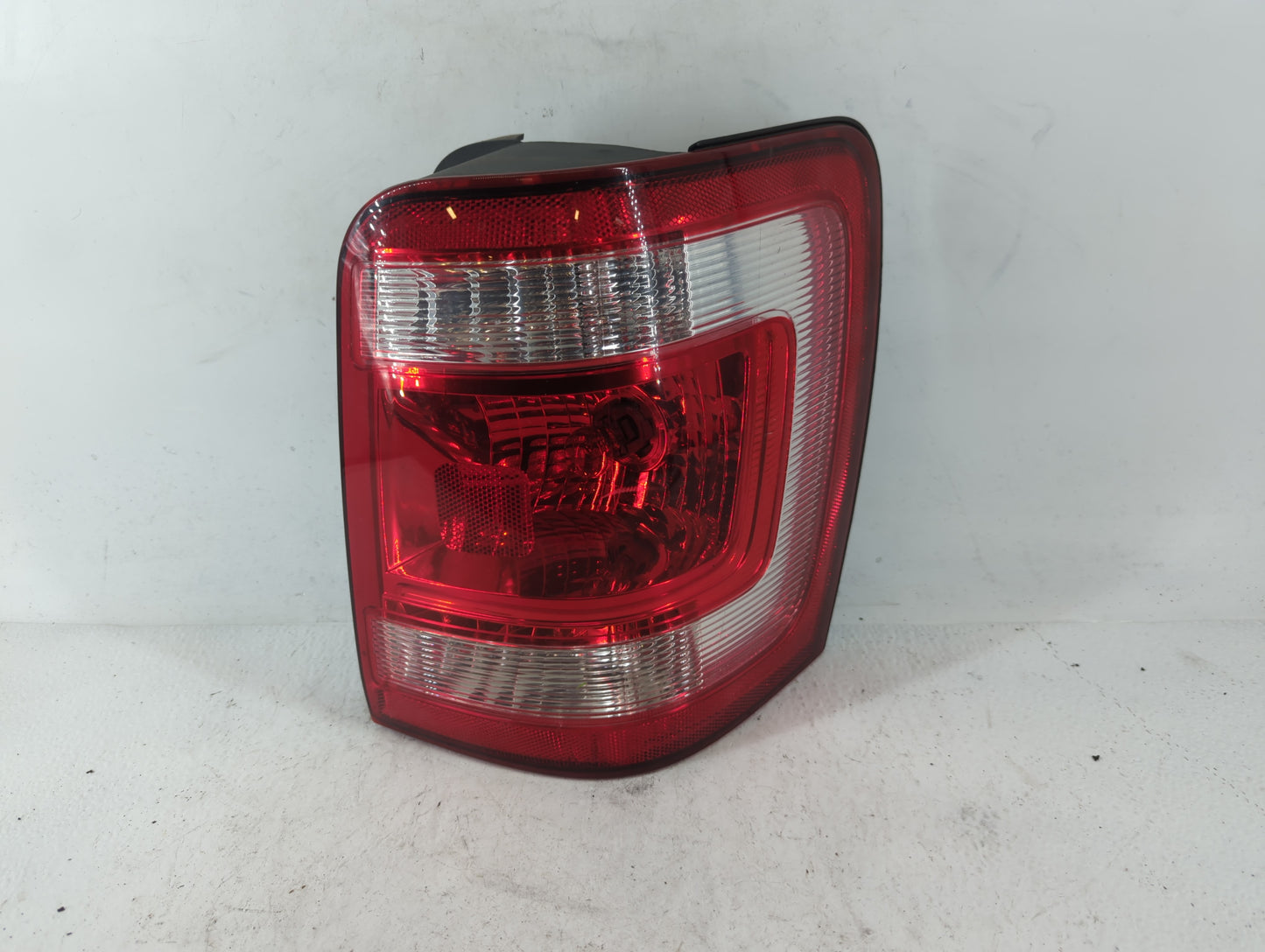 2008-2012 Ford Escape Tail Light Assembly Passenger Right OEM P/N:8L84-13B504-A 44ZH-1922 A Fits Fits 2008 2009 2010 2011 20