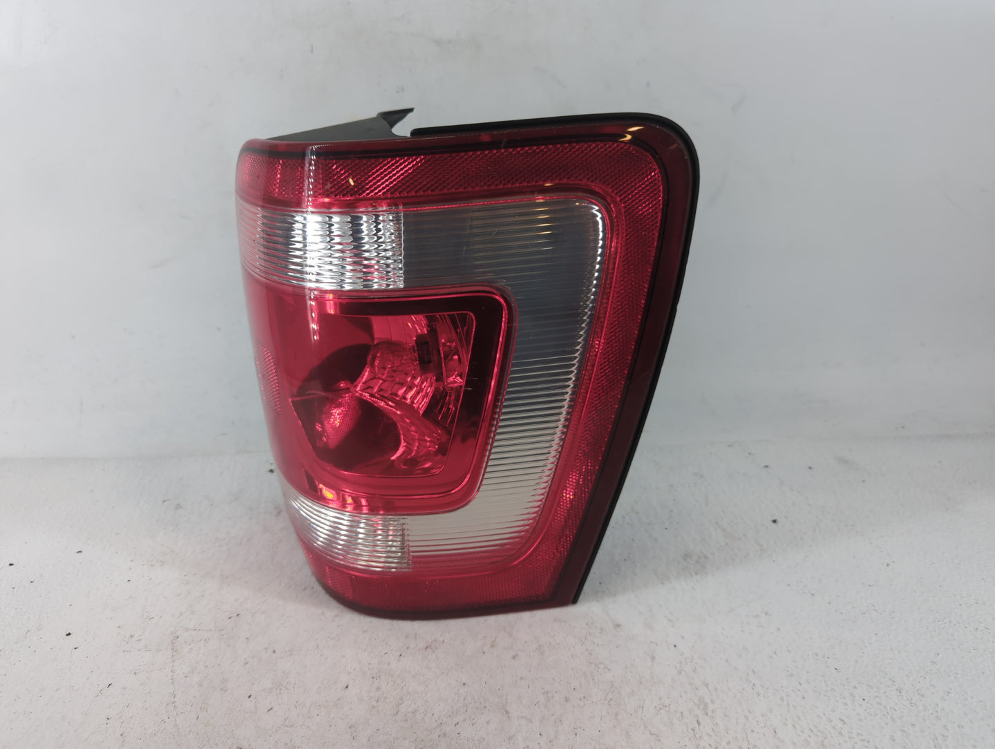2008-2012 Ford Escape Tail Light Assembly Passenger Right OEM P/N:8L84-13B504-A 44ZH-1922 A Fits Fits 2008 2009 2010 2011 20