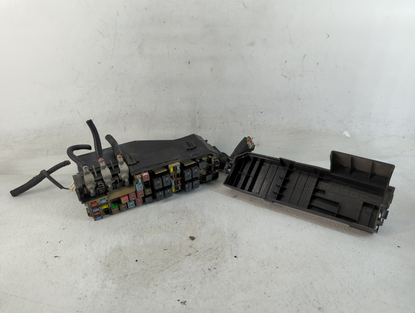 2009 Ford Escape Fusebox Fuse Box Panel Relay Module P/N:8L8T-14A003-AE 3B0790100 Fits OEM Used Auto Parts - Oemusedautopart