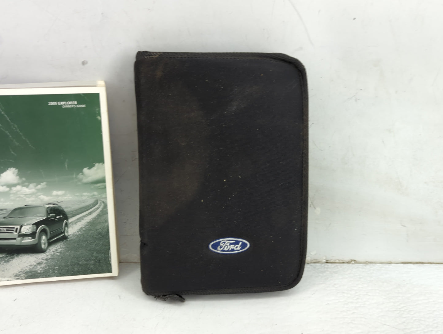 2009 Ford Explorer Owners Manual Book Guide P/N:9L2J-19A321-EA PM9L2J 19A321 EA OEM Used Auto Parts - Oemusedautoparts1.com