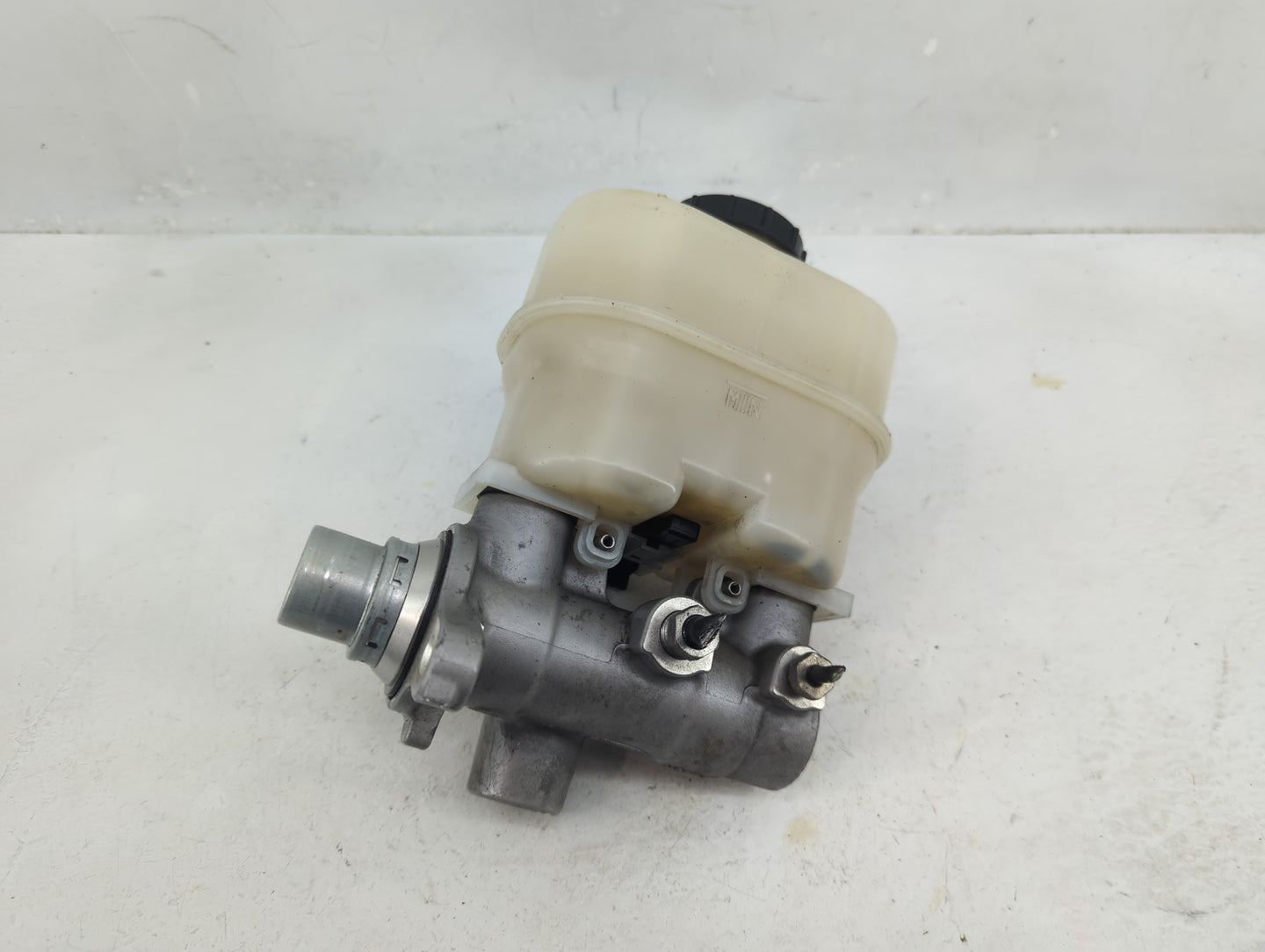 2009-2009 Ford F-150 Brake Master Cylinder 1376953 - Oemusedautoparts1.com