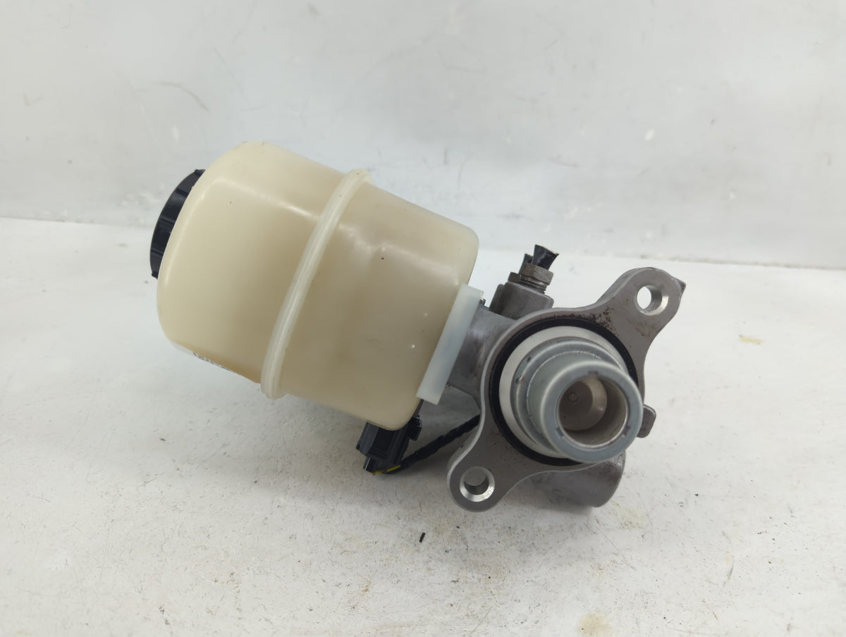 2009-2009 Ford F-150 Brake Master Cylinder 1376953 - Oemusedautoparts1.com