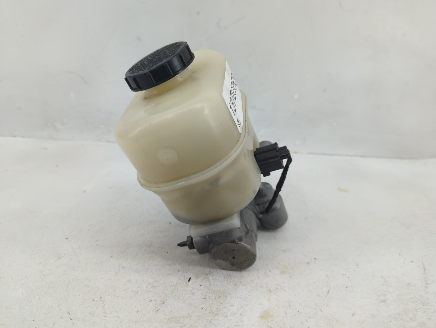 2009-2009 Ford F-150 Brake Master Cylinder 1376953 - Oemusedautoparts1.com