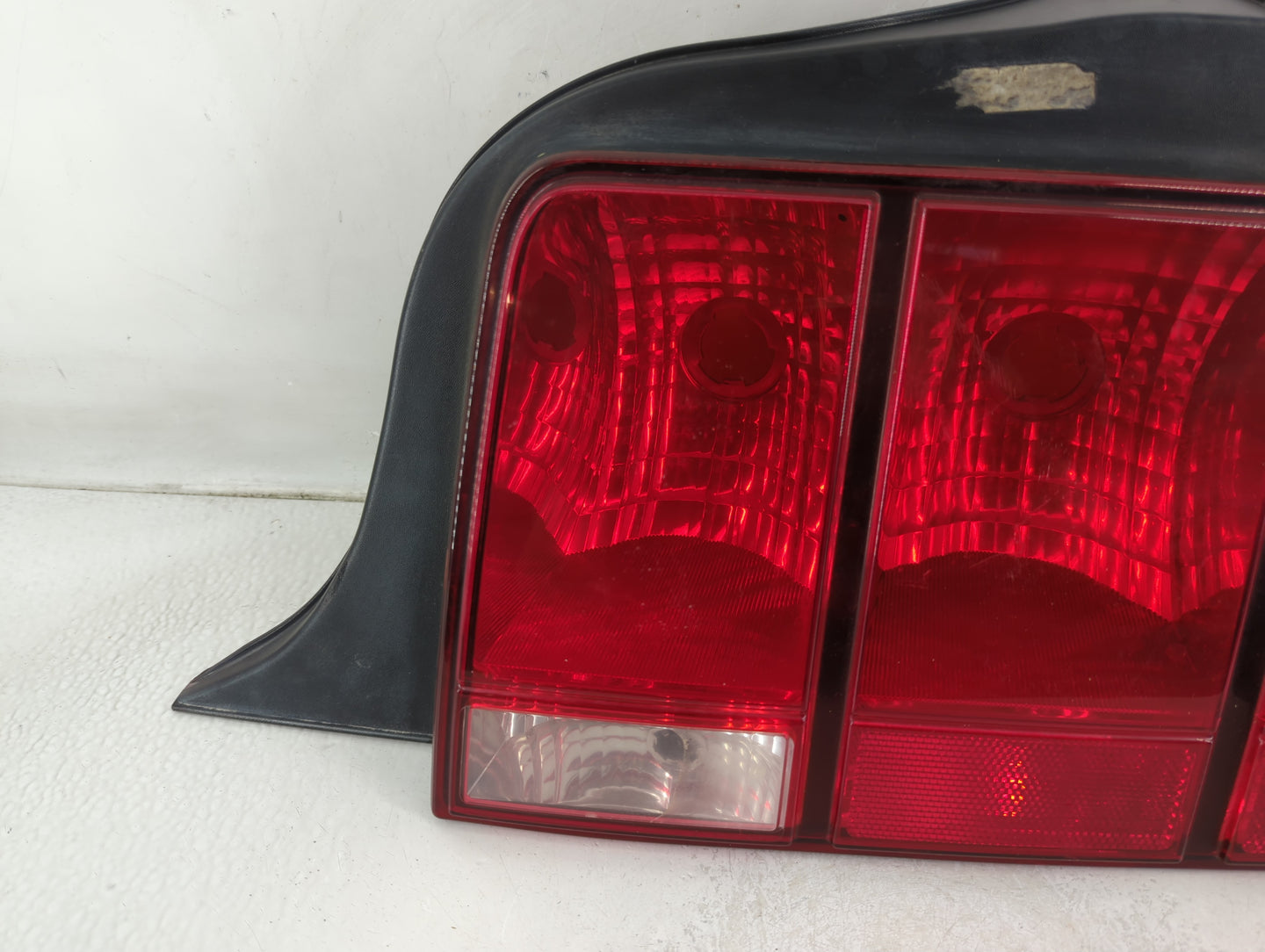 2005-2009 Ford Mustang Tail Light Assembly Passenger Right OEM P/N:8R33-13B504-AB Fits Fits 2005 2006 2007 2008 2009 OEM Use