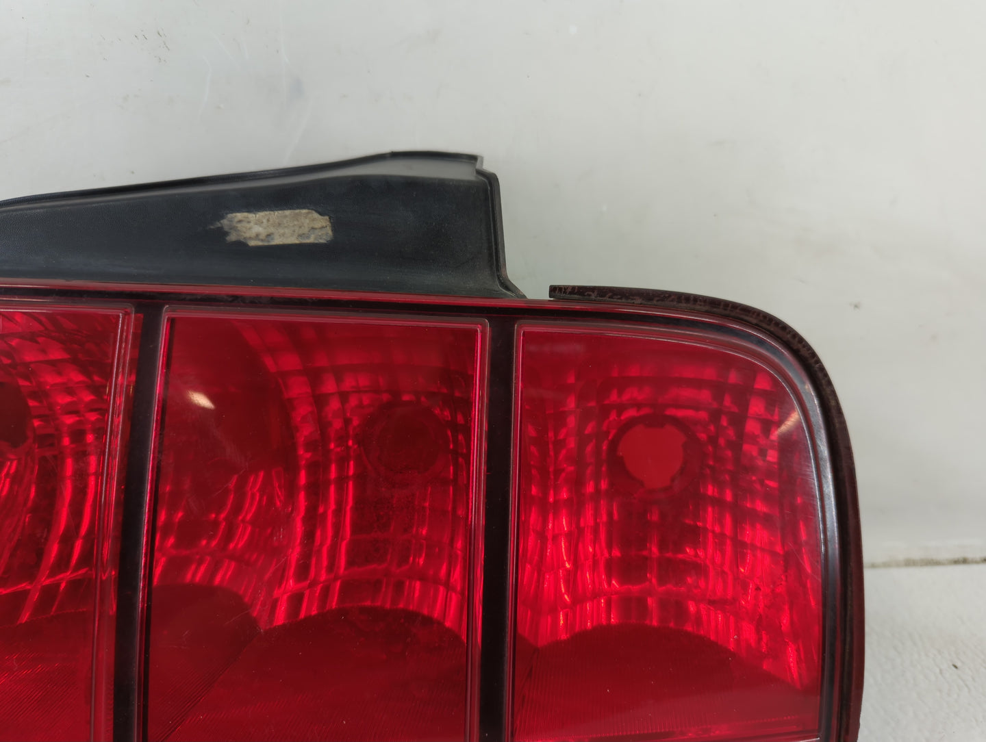 2005-2009 Ford Mustang Tail Light Assembly Passenger Right OEM P/N:8R33-13B504-AB Fits Fits 2005 2006 2007 2008 2009 OEM Use