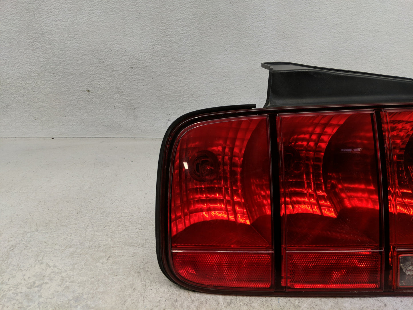 2005-2009 Ford Mustang Tail Light Assembly Driver Left OEM Fits Fits 2005 2006 2007 2008 2009 OEM Used Auto Parts - Oemuseda