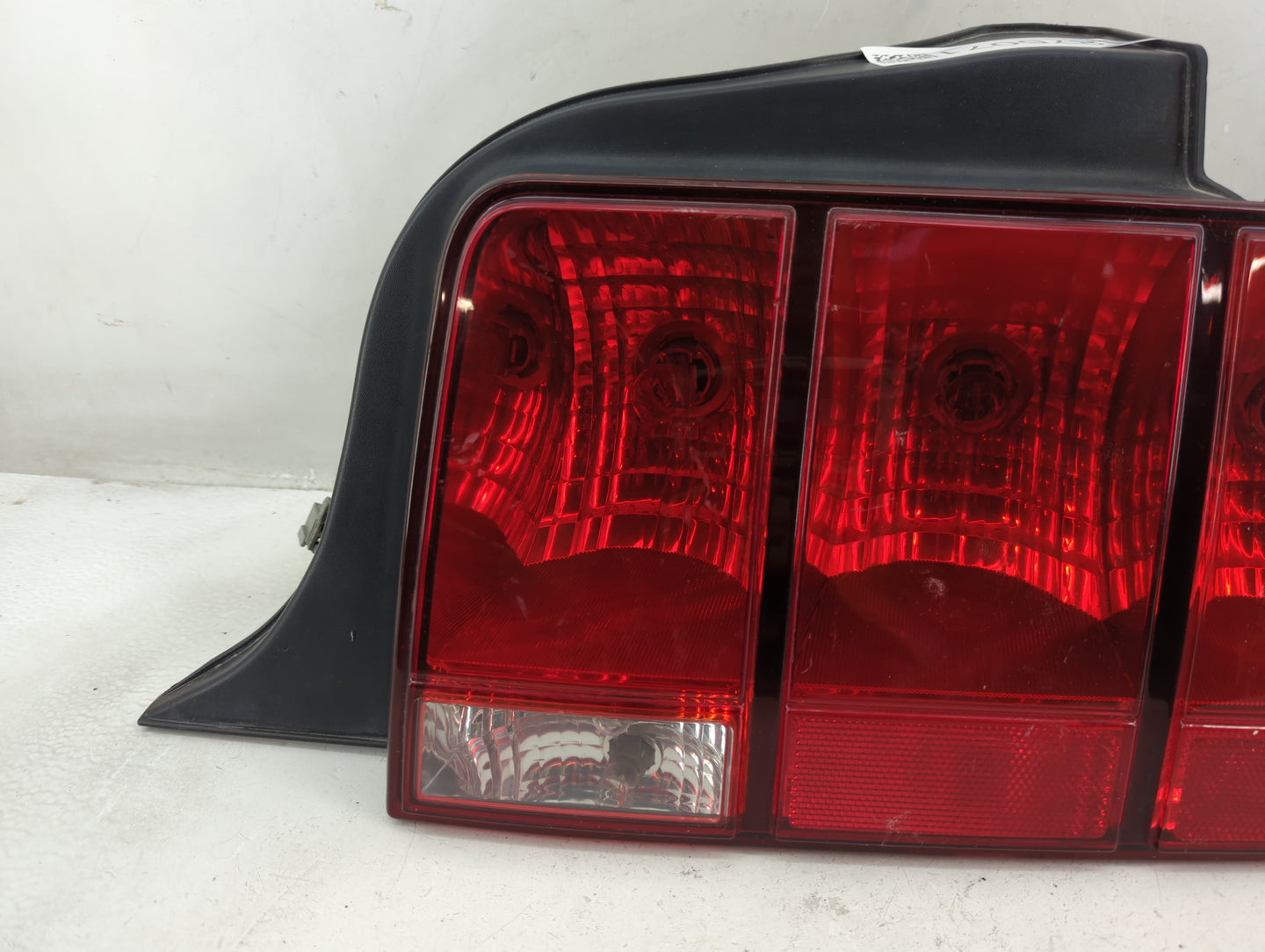 2005-2009 Ford Mustang Tail Light Assembly Passenger Right OEM P/N:6R3T-13A412-AA Fits Fits 2005 2006 2007 2008 2009 OEM Use