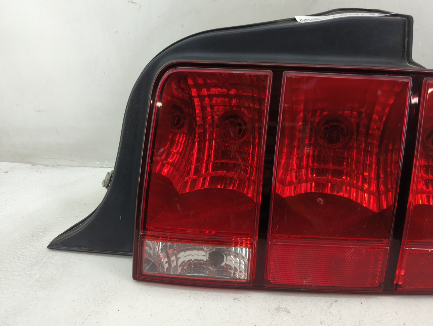 2005-2009 Ford Mustang Tail Light Assembly Passenger Right OEM P/N:6R3T-13A412-AA Fits Fits 2005 2006 2007 2008 2009 OEM Use
