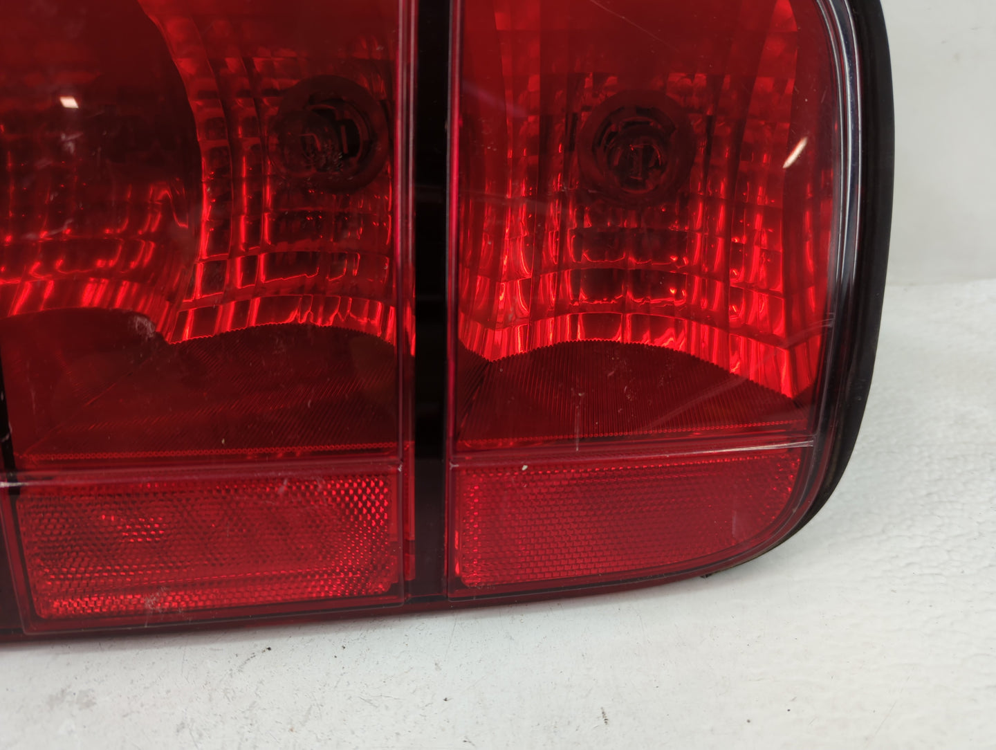 2005-2009 Ford Mustang Tail Light Assembly Passenger Right OEM P/N:6R3T-13A412-AA Fits Fits 2005 2006 2007 2008 2009 OEM Use