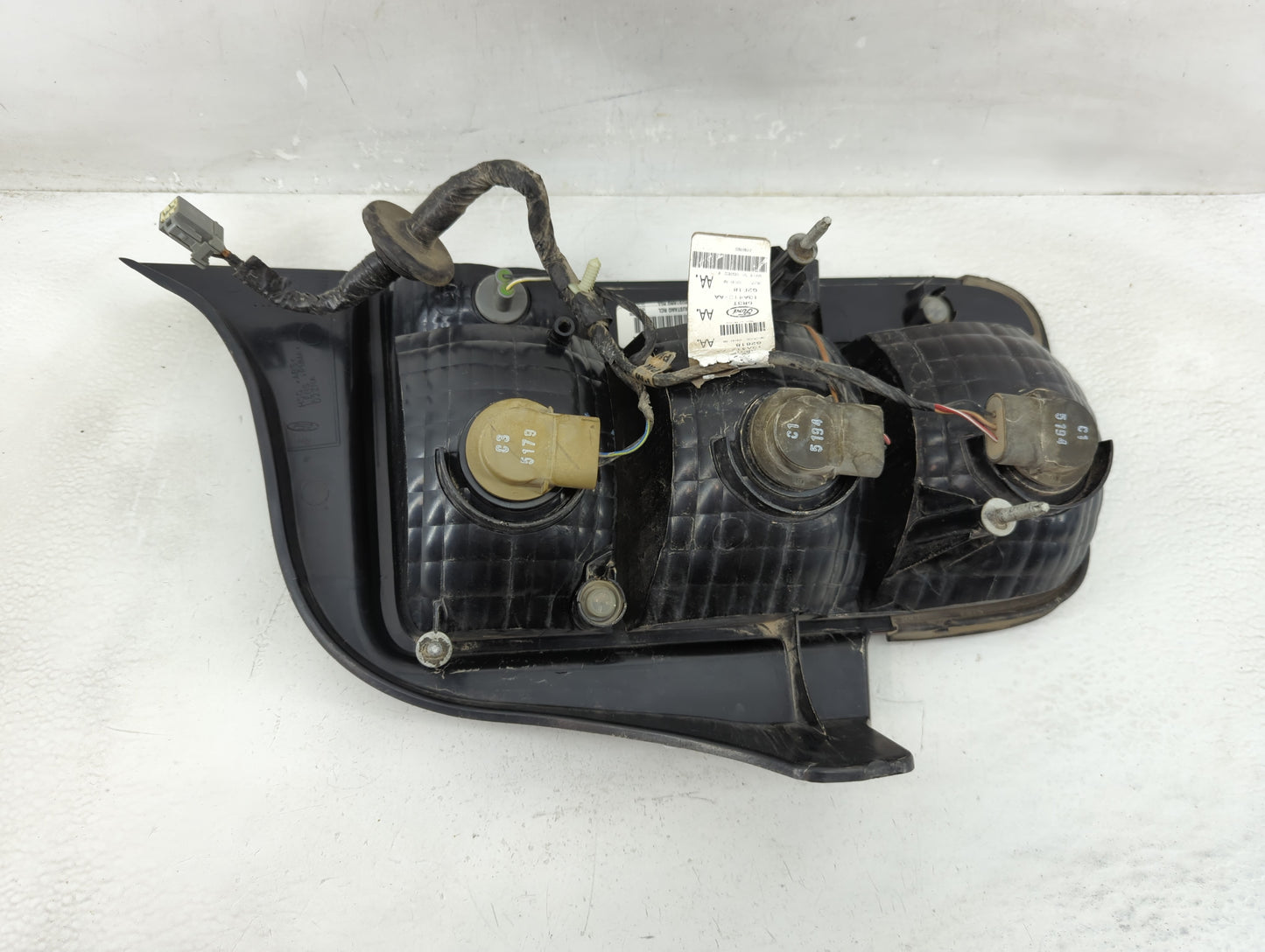 2005-2009 Ford Mustang Tail Light Assembly Passenger Right OEM P/N:6R3T-13A412-AA Fits Fits 2005 2006 2007 2008 2009 OEM Use