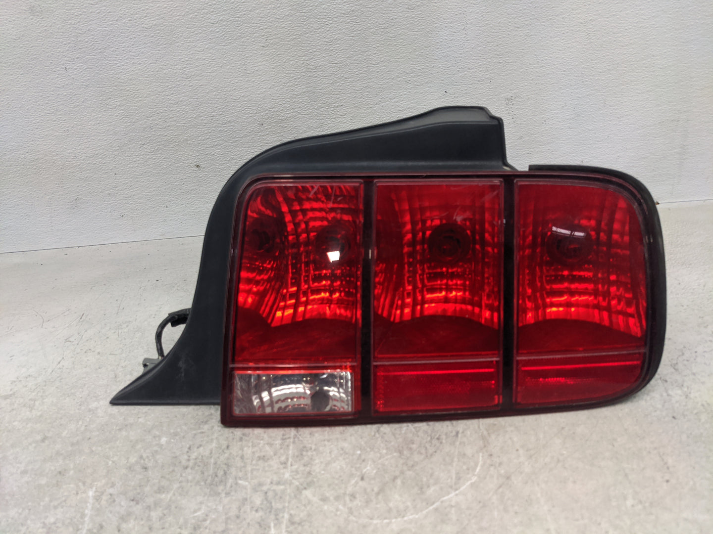 2005-2009 Ford Mustang Tail Light Assembly Passenger Right OEM P/N:5R3T-13A412-G2818 Fits Fits 2005 2006 2007 2008 2009 OEM 