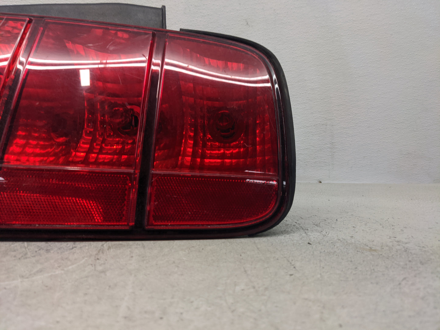 2005-2009 Ford Mustang Tail Light Assembly Passenger Right OEM P/N:5R3T-13A412-G2818 Fits Fits 2005 2006 2007 2008 2009 OEM 