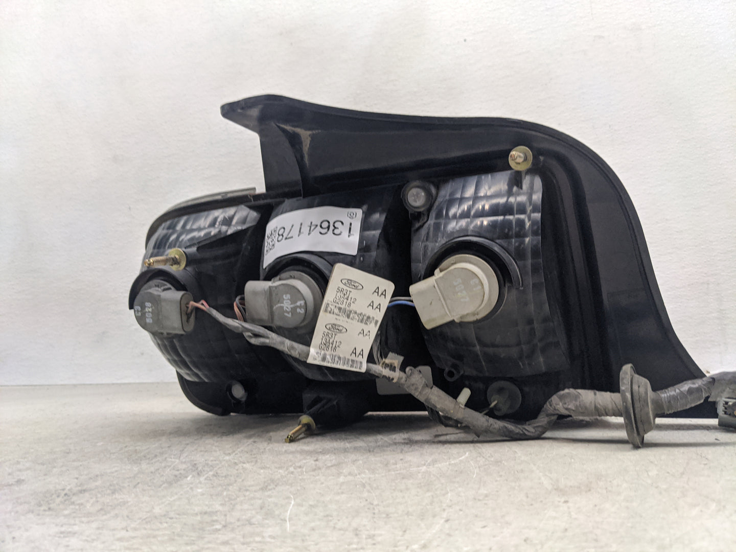 2005-2009 Ford Mustang Tail Light Assembly Passenger Right OEM P/N:5R3T-13A412-G2818 Fits Fits 2005 2006 2007 2008 2009 OEM 