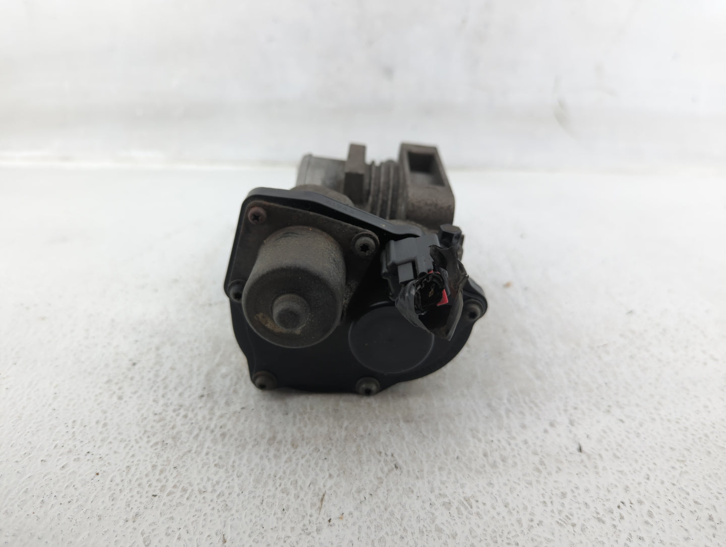 2006-2010 Ford Mustang Throttle Body P/N:6R3E-AA 030608 2 Fits OEM Used Auto Parts - Oemusedautoparts1.com