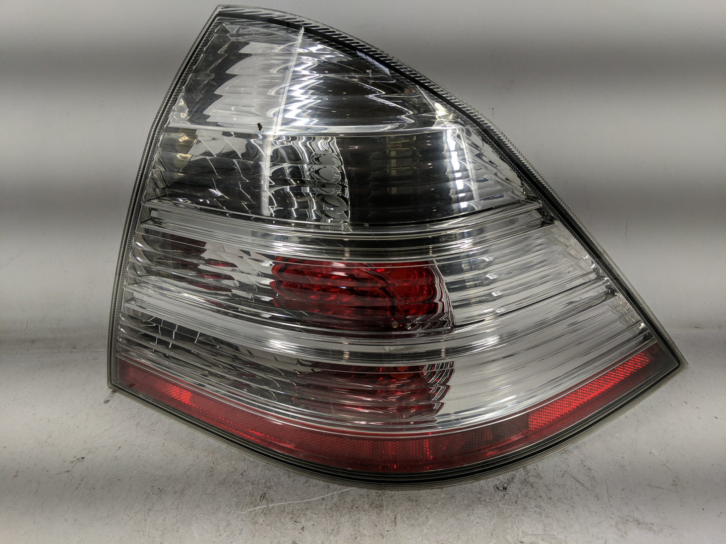 2008-2009 Ford Taurus Tail Light Assembly Passenger Right OEM P/N:8G13-13404-A 8G13-13B504-A Fits Fits 2008 2009 OEM Used Au