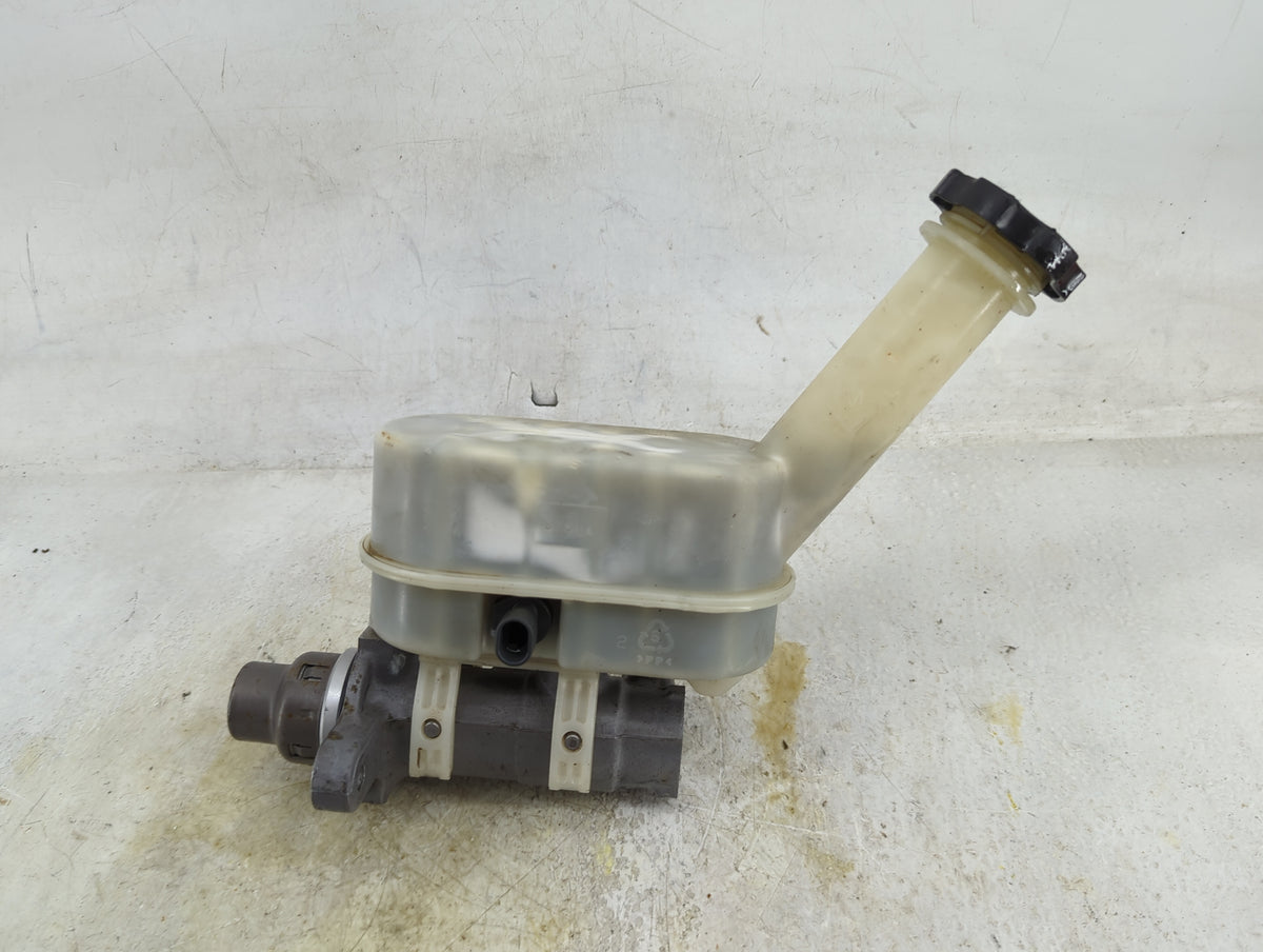 2009-2017 Gmc Acadia Brake Master Cylinder 1496744 - Oemusedautoparts1.com