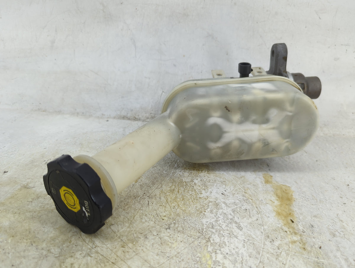 2009-2017 Gmc Acadia Brake Master Cylinder 1496744 - Oemusedautoparts1.com