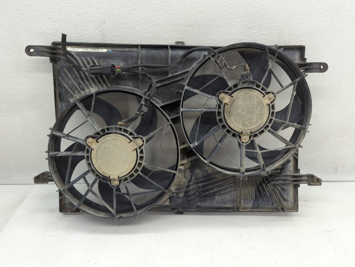 2007-2017 Gmc Acadia Left Radiator Fan Motor Assembly Black - Oemusedautoparts1.com