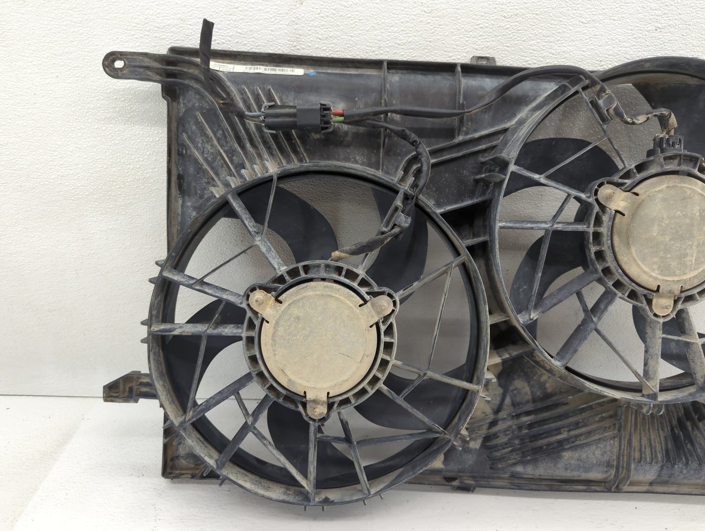 2007-2017 Gmc Acadia Left Radiator Fan Motor Assembly Black - Oemusedautoparts1.com