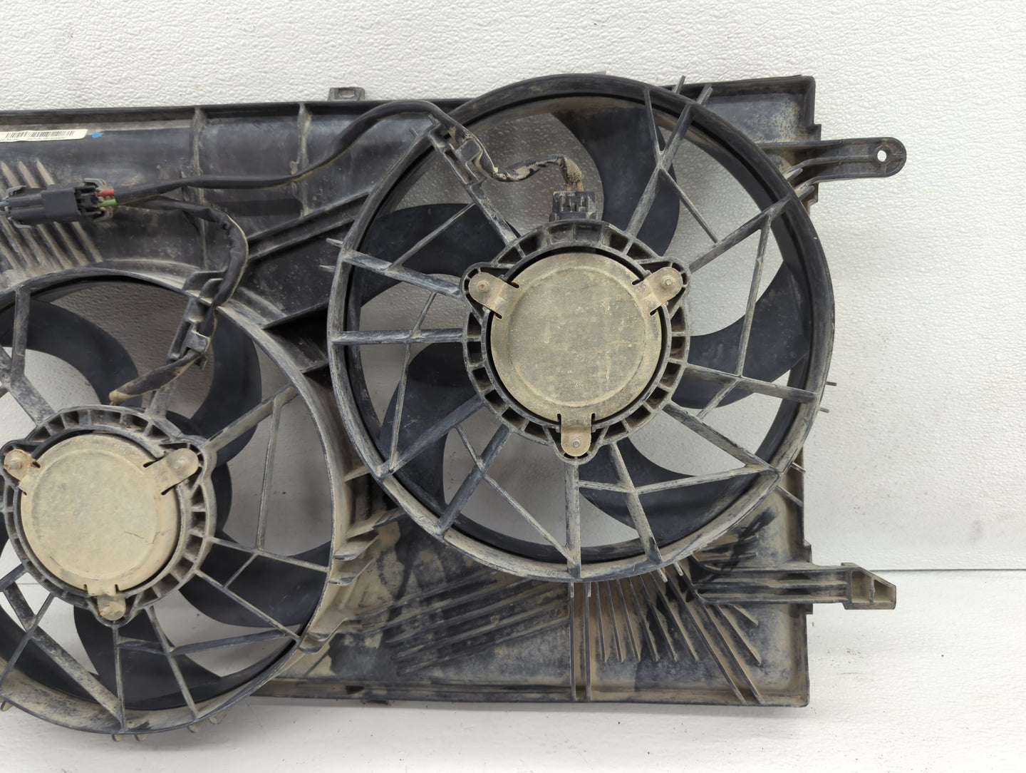 2007-2017 Gmc Acadia Left Radiator Fan Motor Assembly Black - Oemusedautoparts1.com