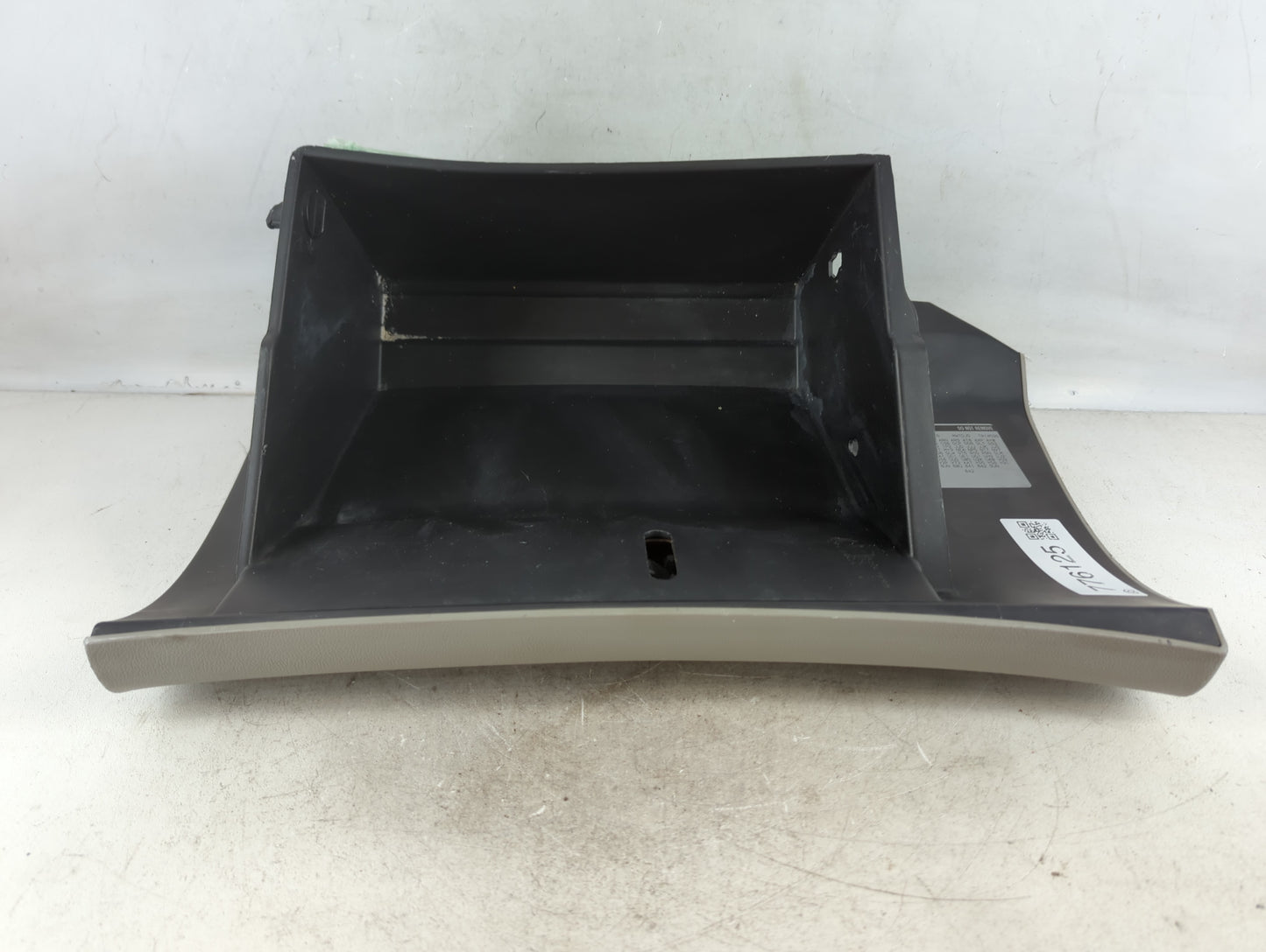 2009 Gmc Acadia Passenger Glove Box Door Storage Compartment - Oemusedautoparts1.com