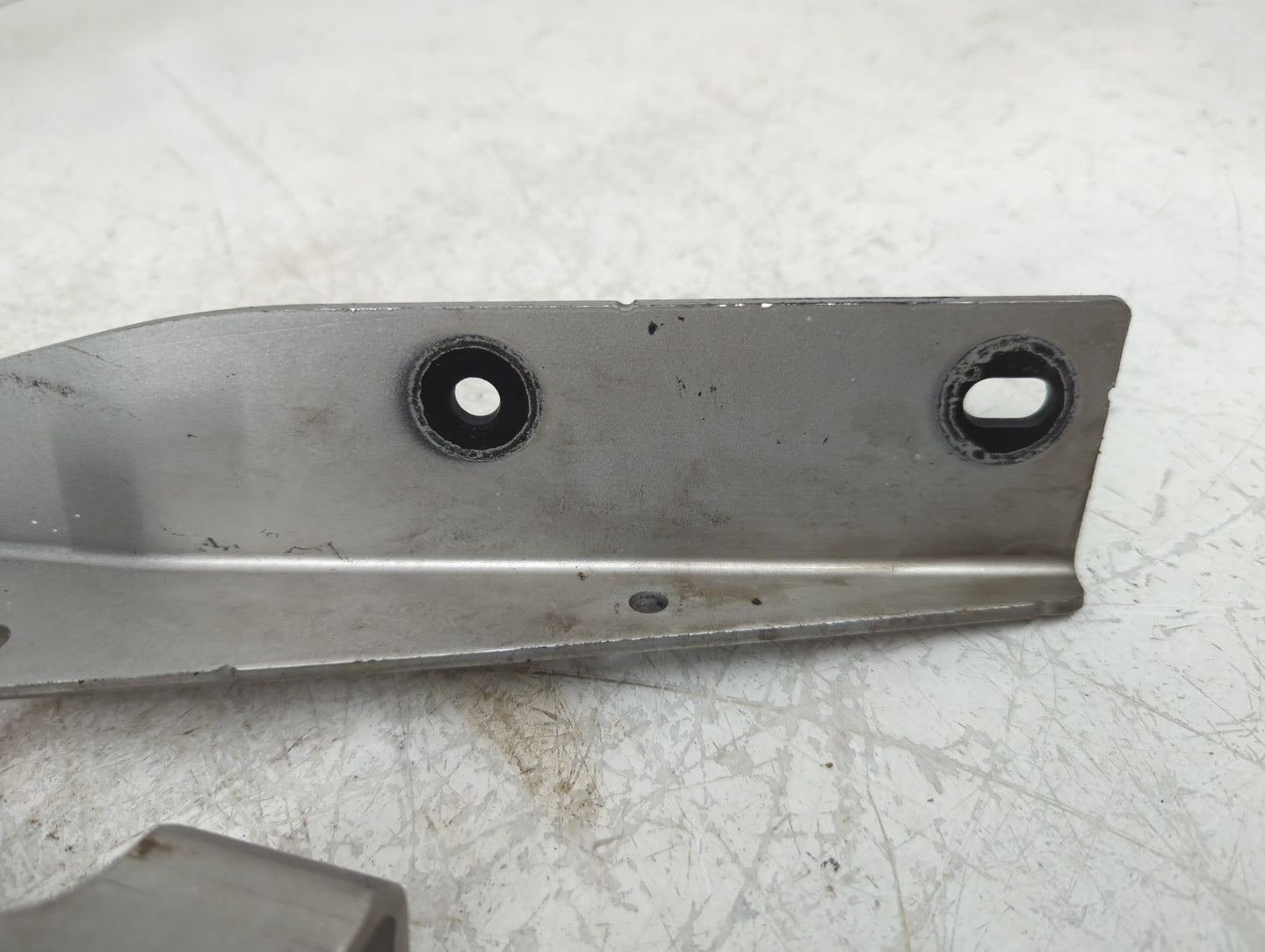 2009 Gmc Acadia Driver Hood Hinge - Oemusedautoparts1.com
