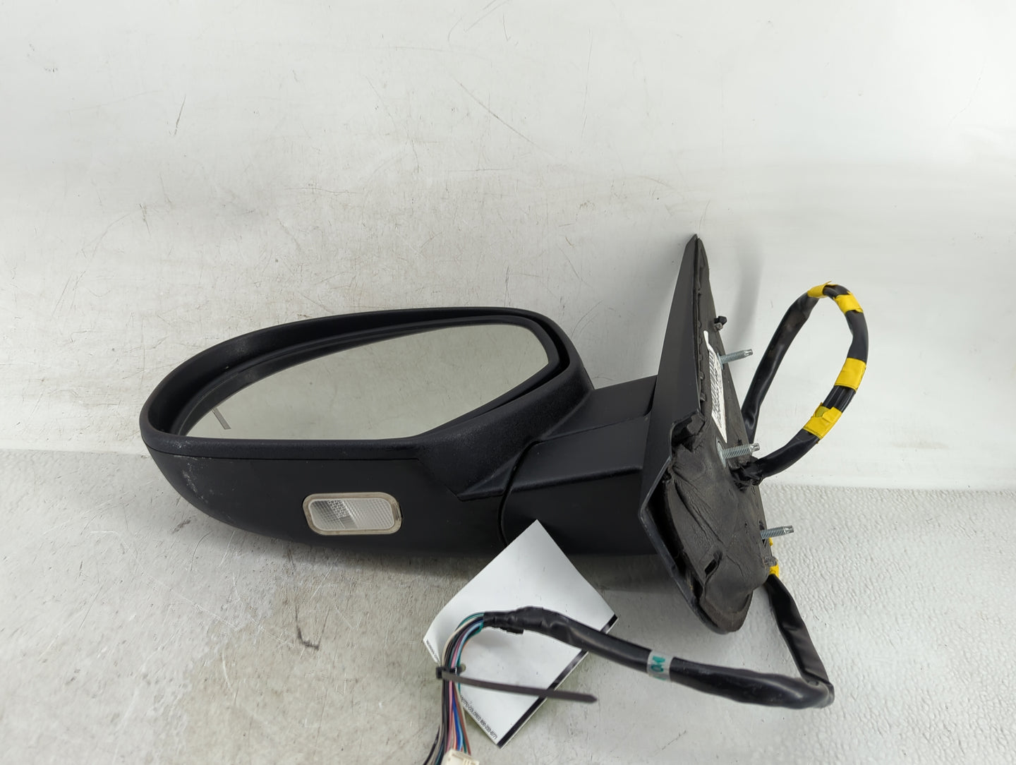 2009-2014 Gmc Yukon Driver Side View Mirror - Left Door Mirror OEM Used - Oemusedautoparts1.com