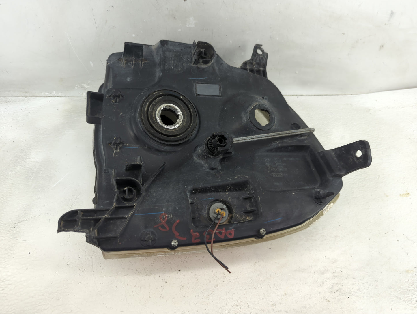 2007-2014 Gmc Yukon Passenger Right Oem Head Light Headlight Lamp - Oemusedautoparts1.com