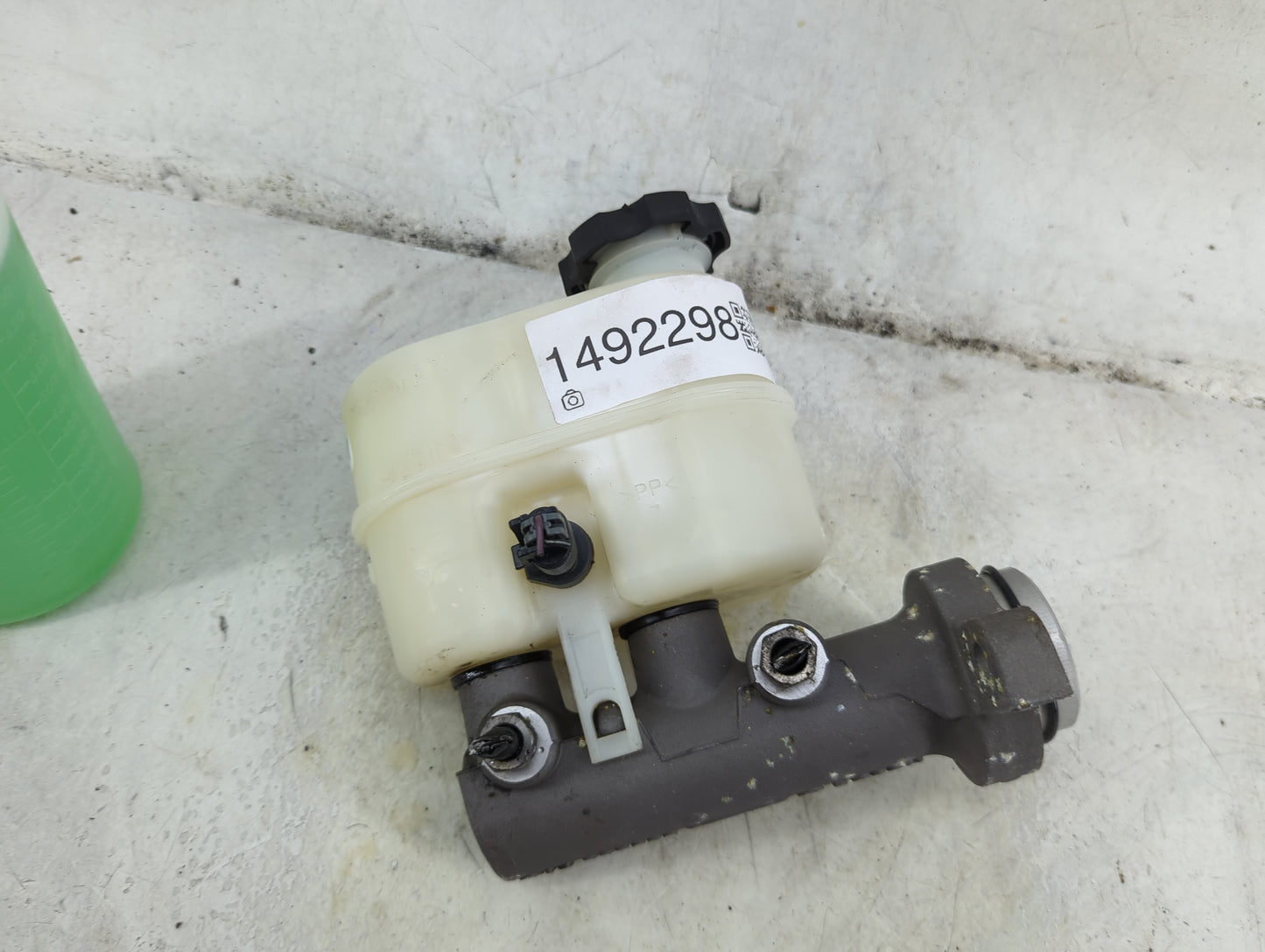 2009-2014 Gmc Yukon Brake Master Cylinder 1492298 - Oemusedautoparts1.com