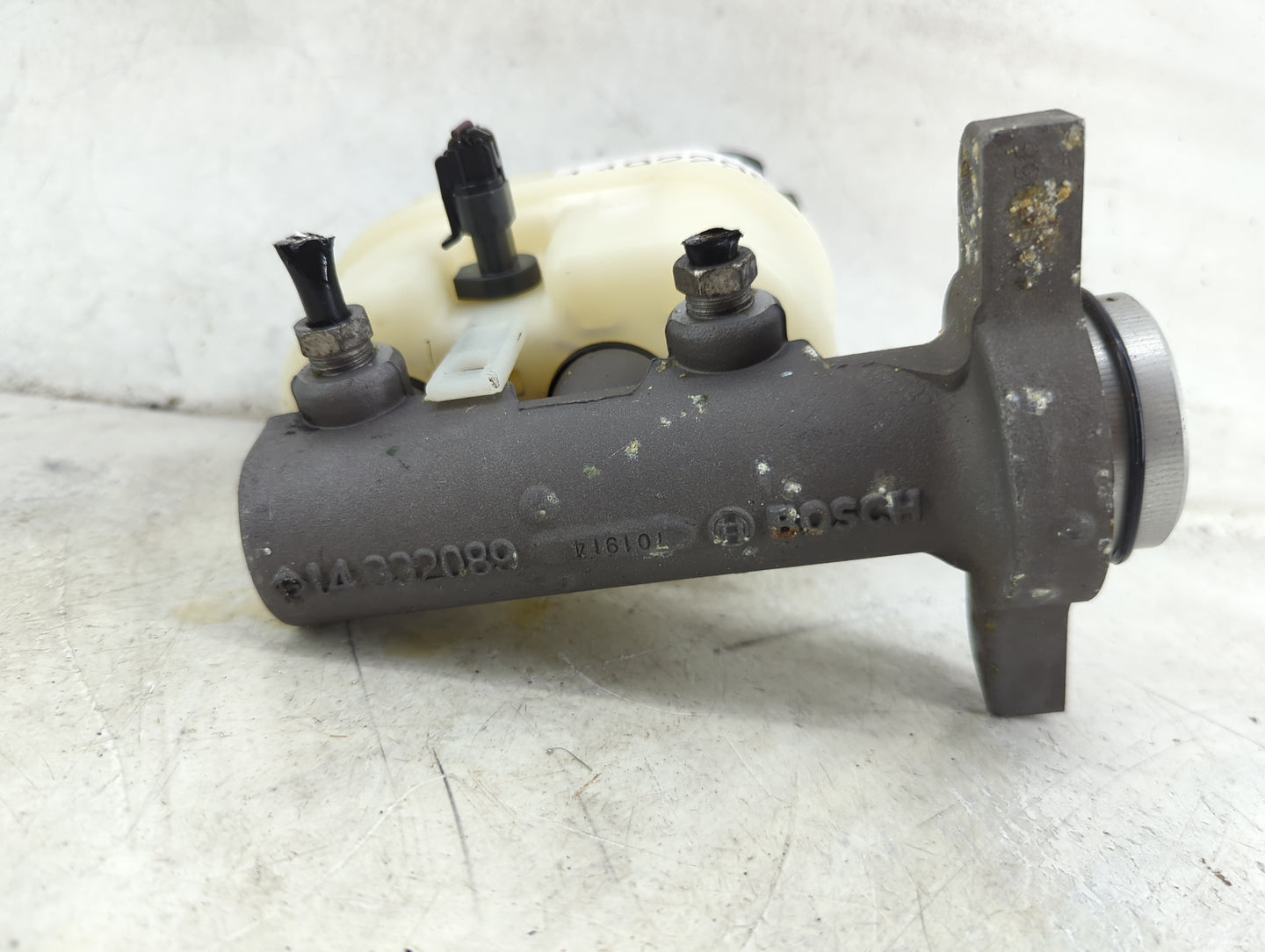 2009-2014 Gmc Yukon Brake Master Cylinder 1492298 - Oemusedautoparts1.com