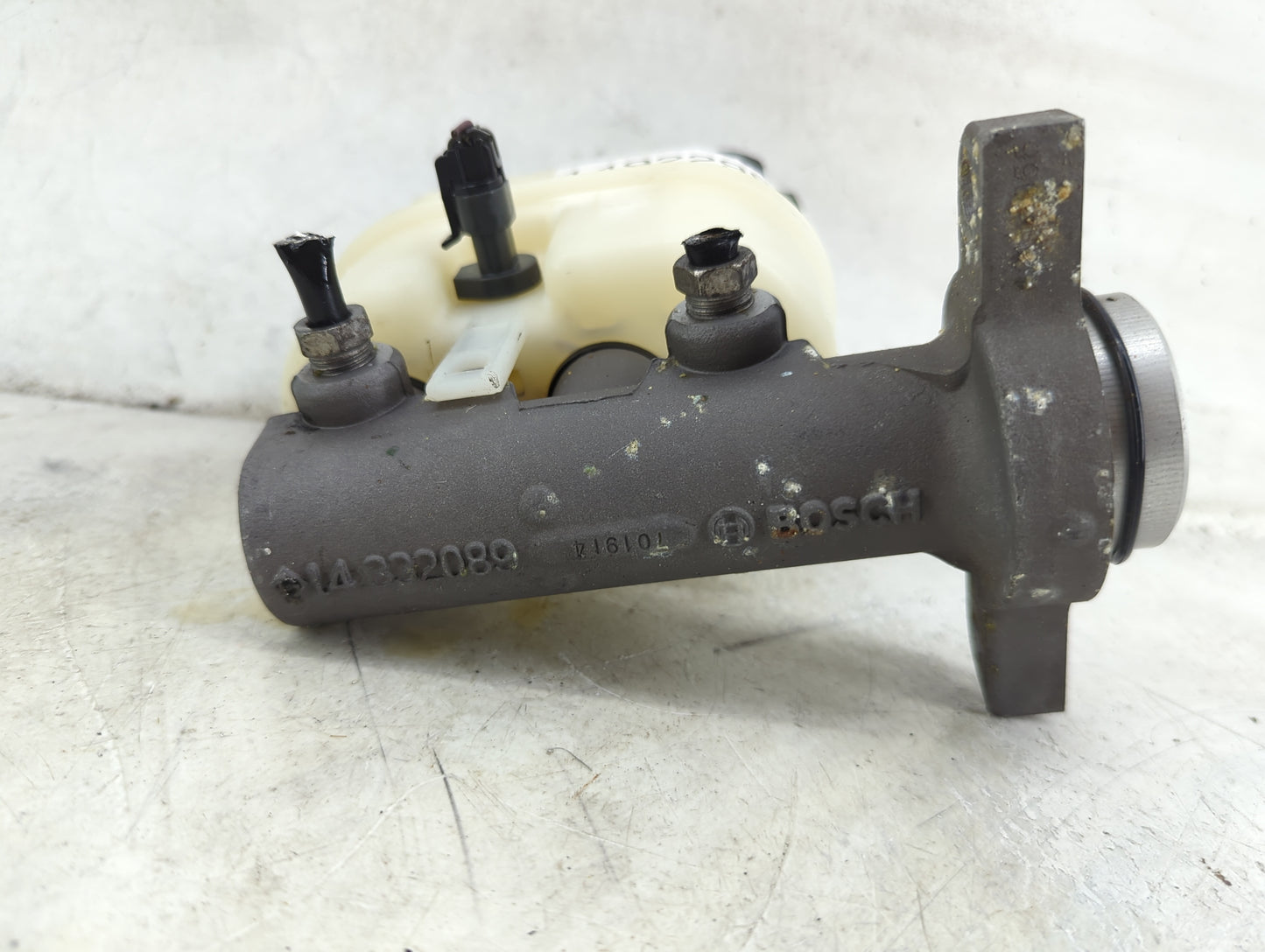 2009-2014 Gmc Yukon Brake Master Cylinder 1492298 - Oemusedautoparts1.com