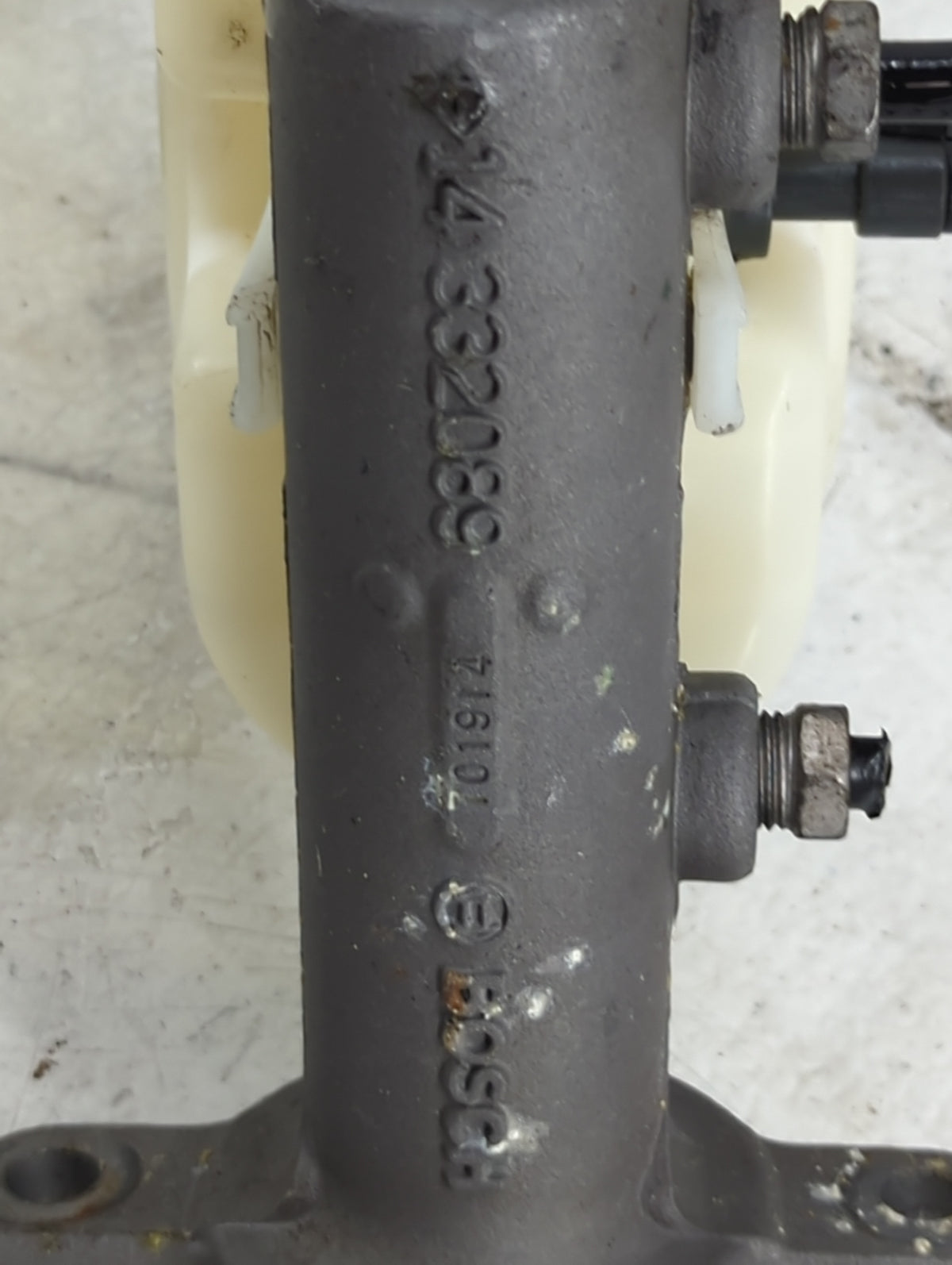2009-2014 Gmc Yukon Brake Master Cylinder 1492298 - Oemusedautoparts1.com